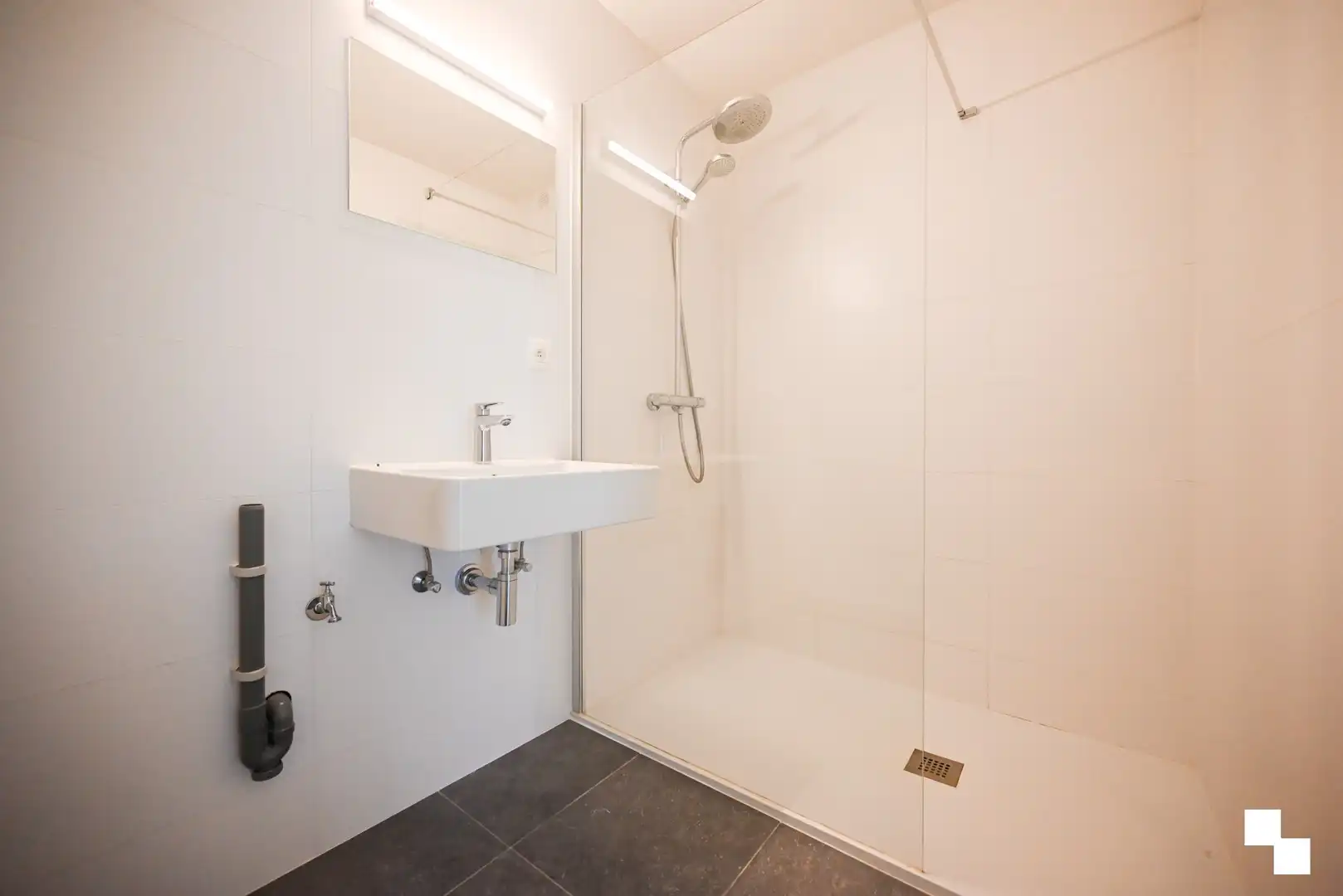 Stijlvol en energiezuinig gerenoveerd duplexappartement in kleinschalige residentie te Emelgem, Izegem foto 13