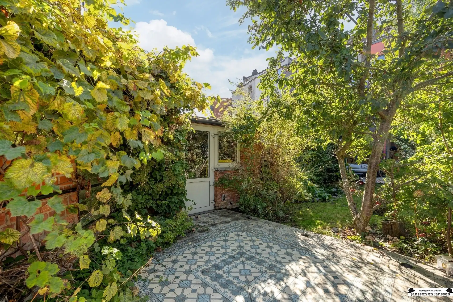 Prachtig gerenoveerd herenhuis met groene stadstuin foto 26