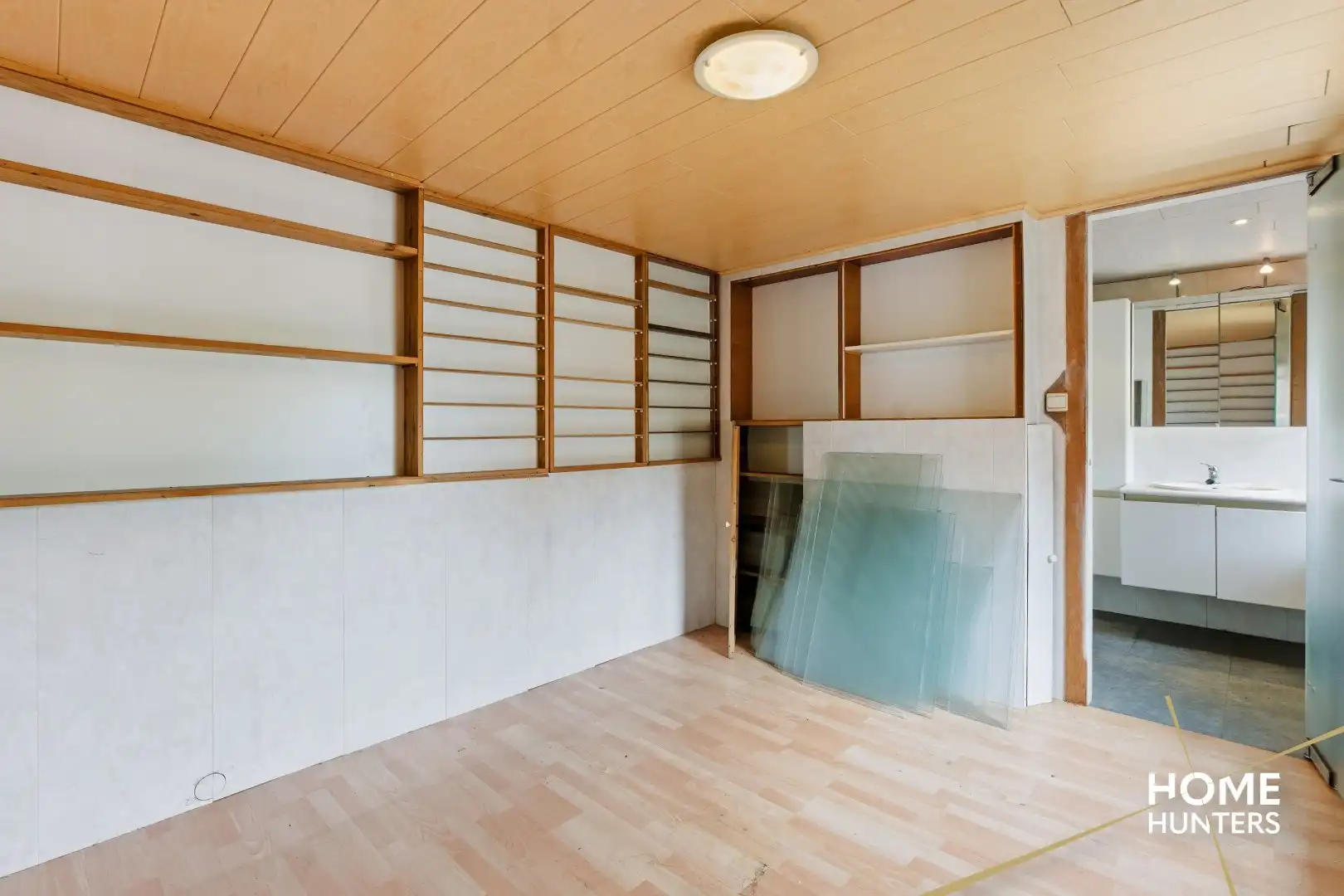 Halfopen te renoveren woning met 4 slaapkamers, ruime tuin en garage op gunstige locatie te Ieper foto 20