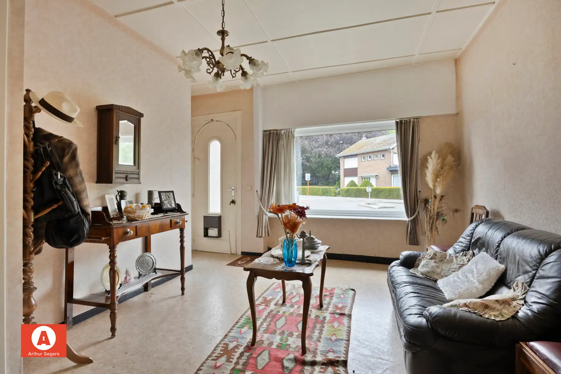 Ruime te renoveren woning met 4 slaapkamers foto 4