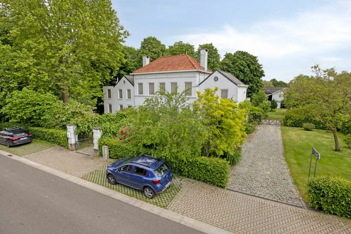 Bijzonder historisch herenhuis te koop in Heppen foto 3