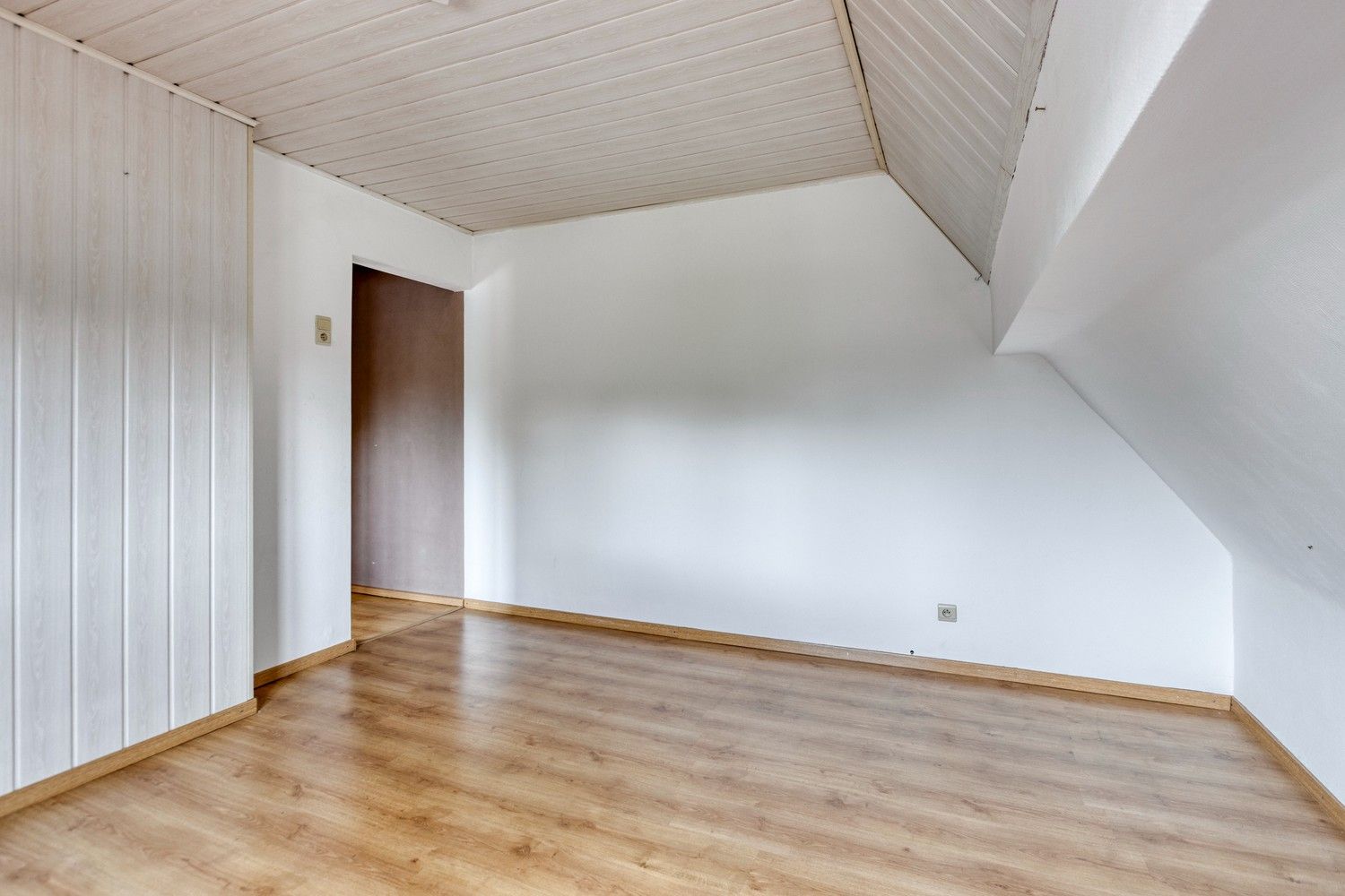 Halfopen gezinswoning met drie slaapkamers (mogelijkheid tot 4), grote tuin en zonnepanelen! foto 28