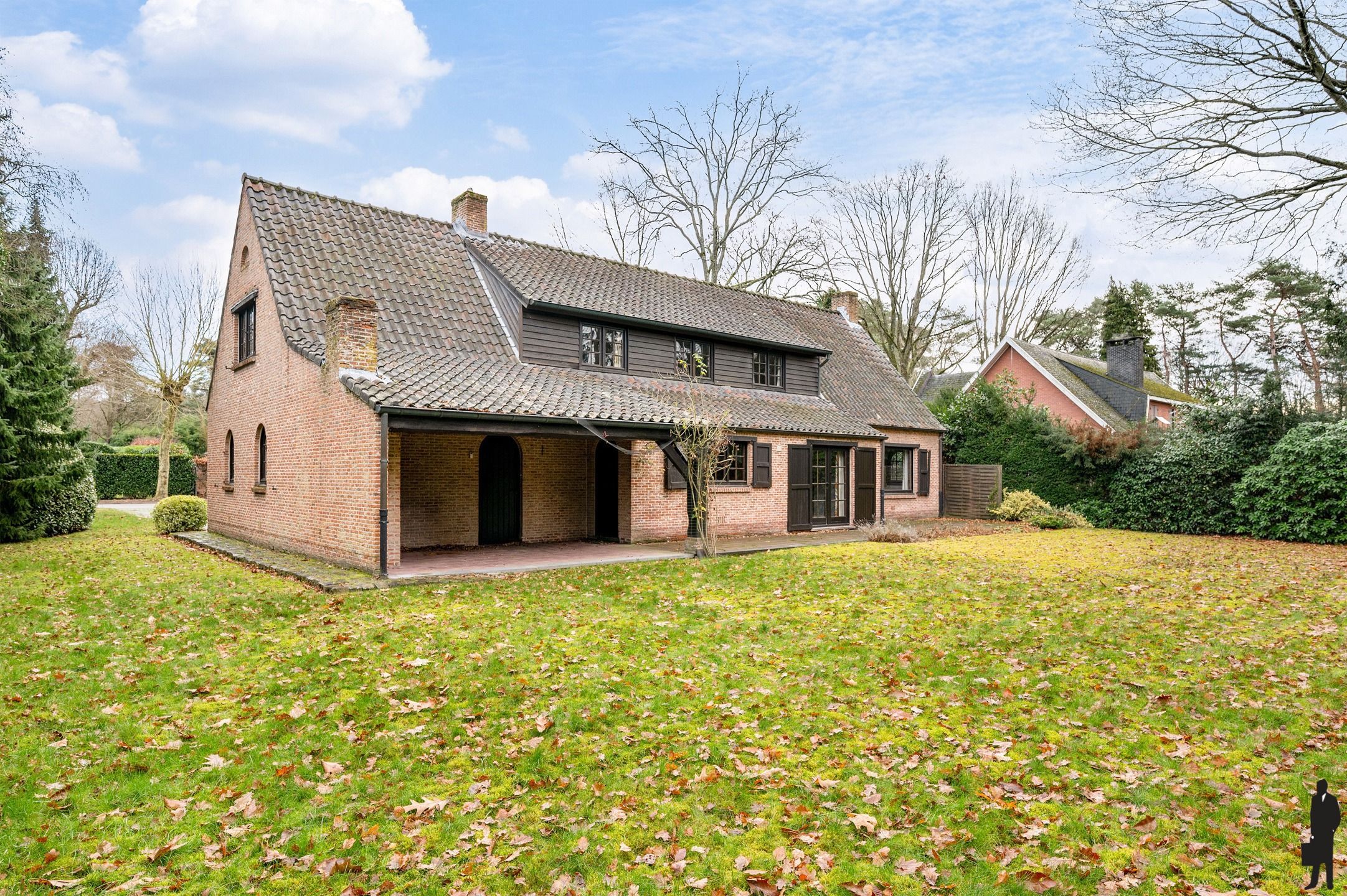 Te renoveren villa, in een bijzonder groene en residentiële omgeving!  foto 25