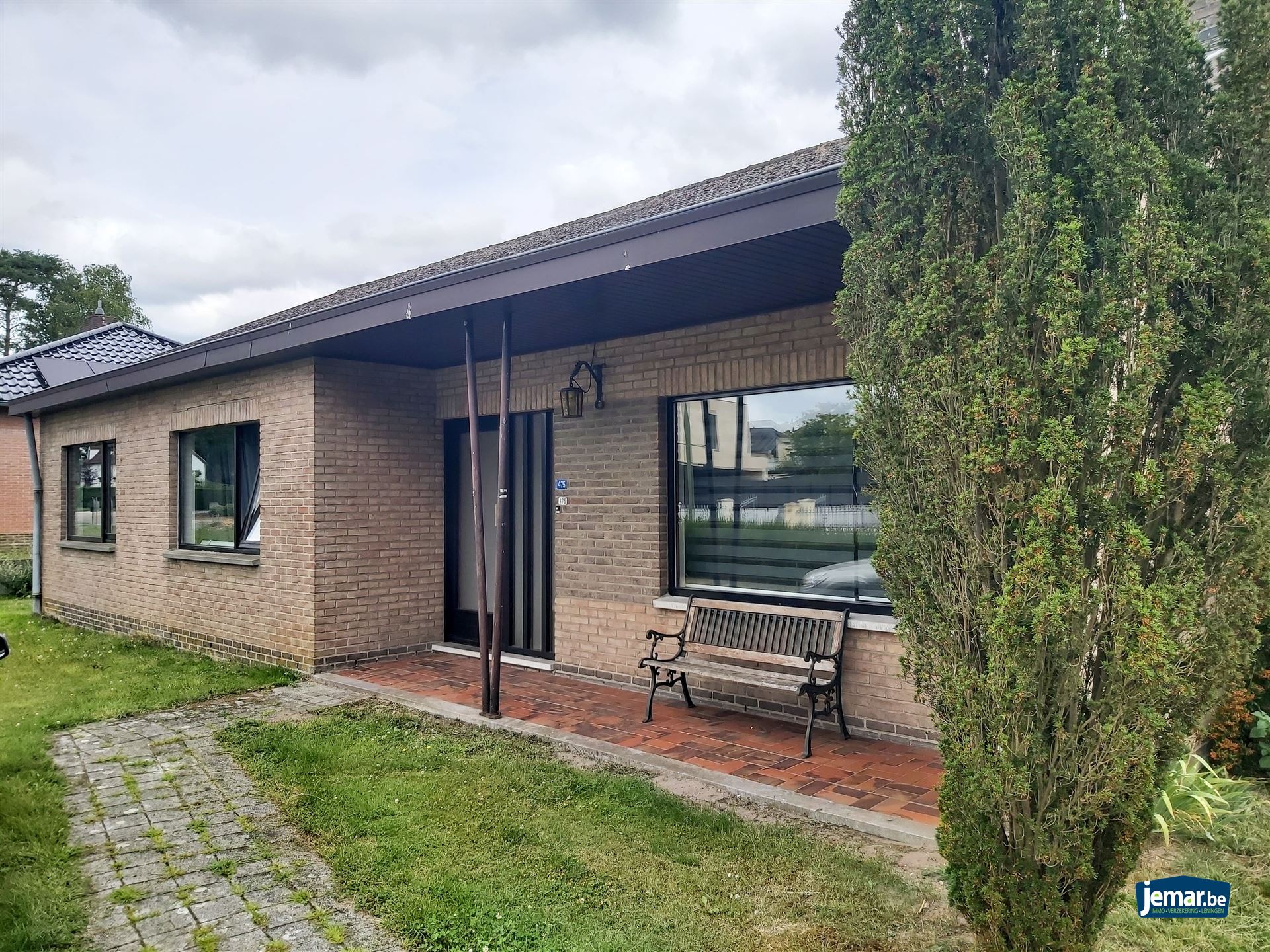 Gelijkvloerse woning met 3 slaapkamers op ruim perceel van 10are in Maasmechelen! foto 2