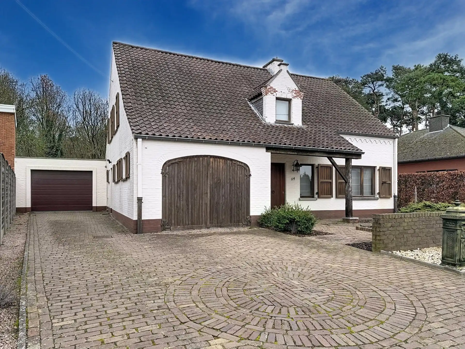 Op te frissen woning met 4 slaapkamers op een groot perceel. foto {{pictureIndex}}