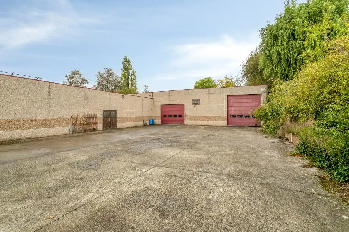 Magazijn van circa 1.285 m² met woning te koop in Bellegem foto 3