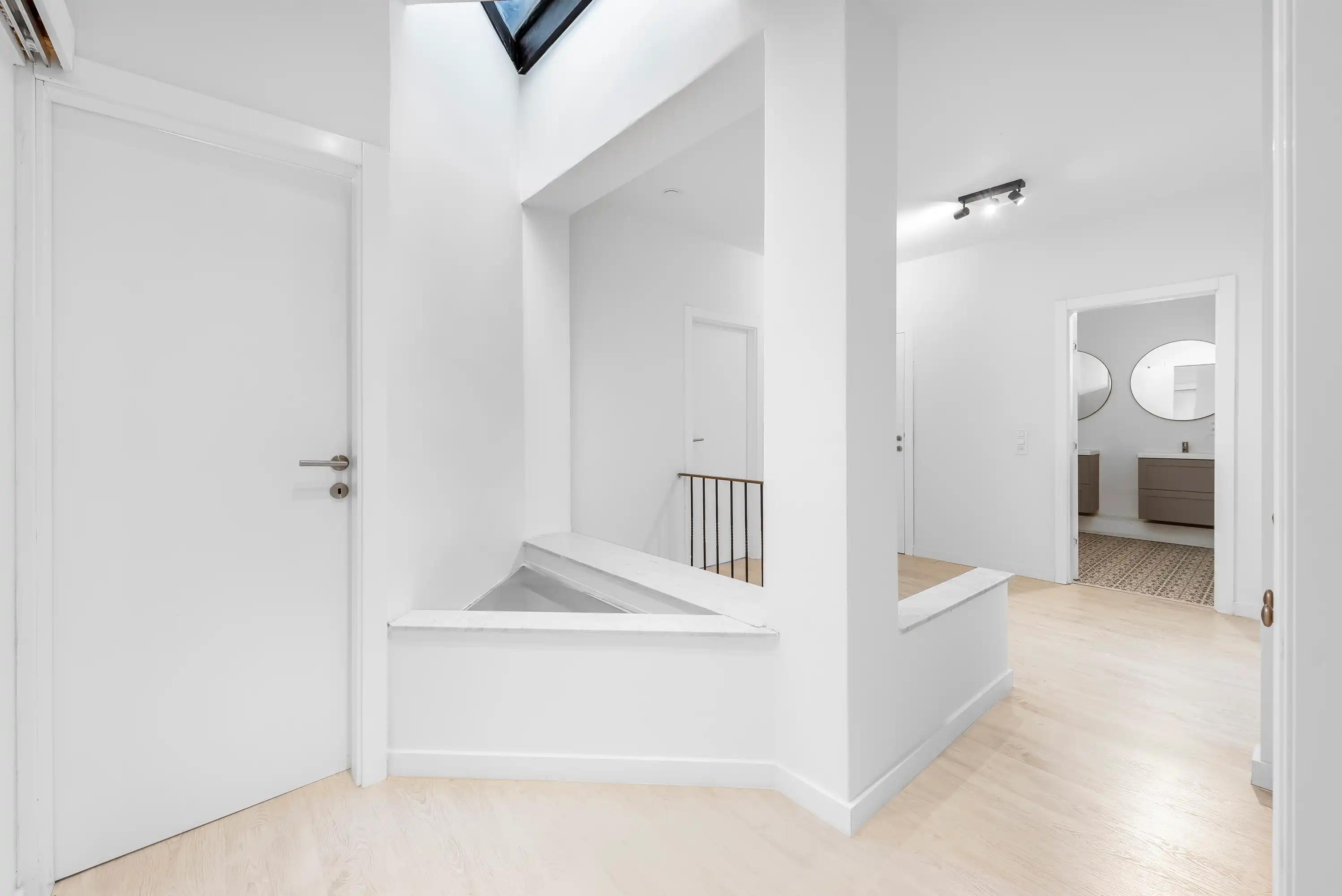 Ruime gerenoveerde halfopen bel-etage met tuin in Neerland foto 8