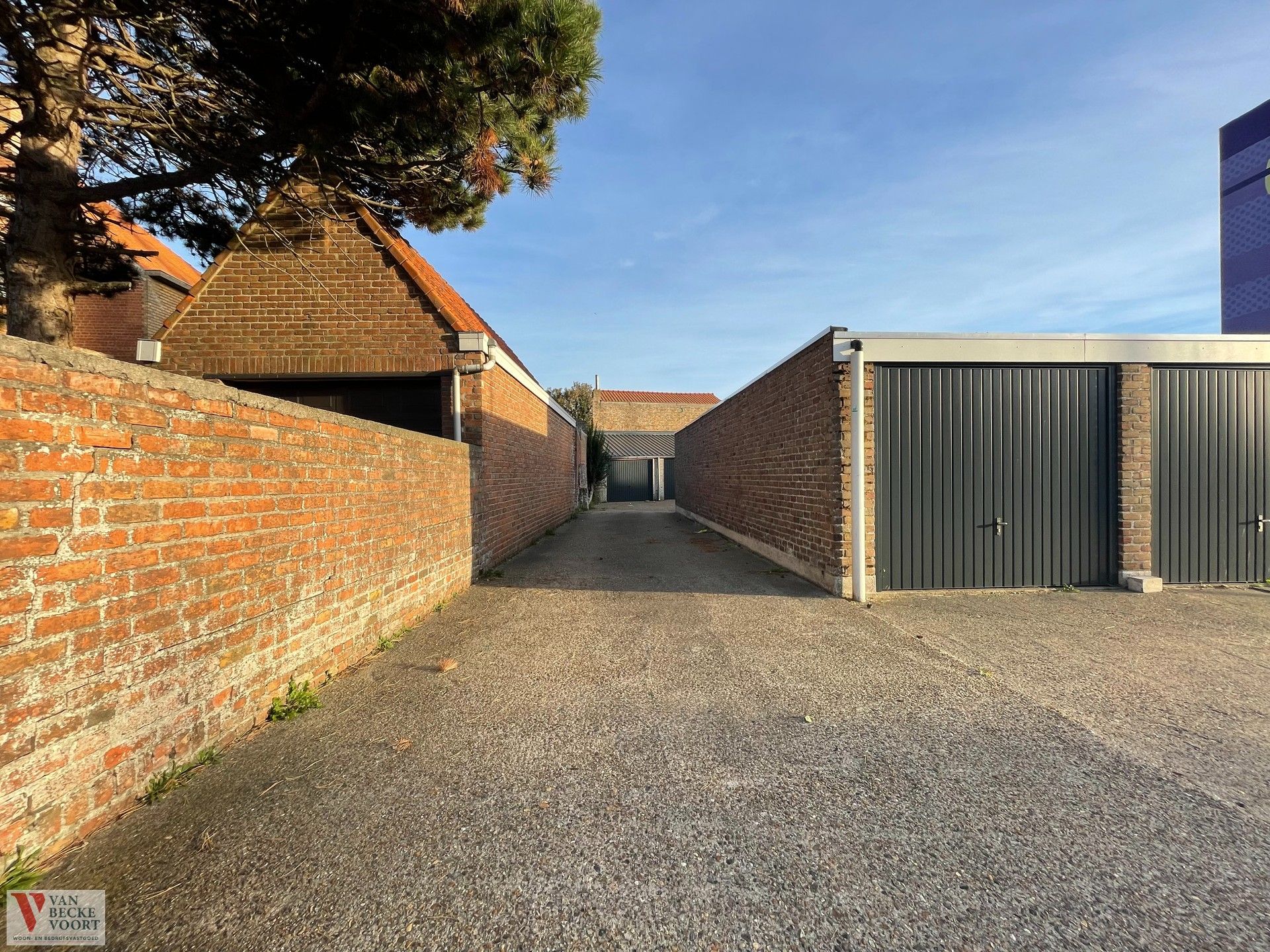 Garagebox in residentiële woonwijk Mariakerke foto 4