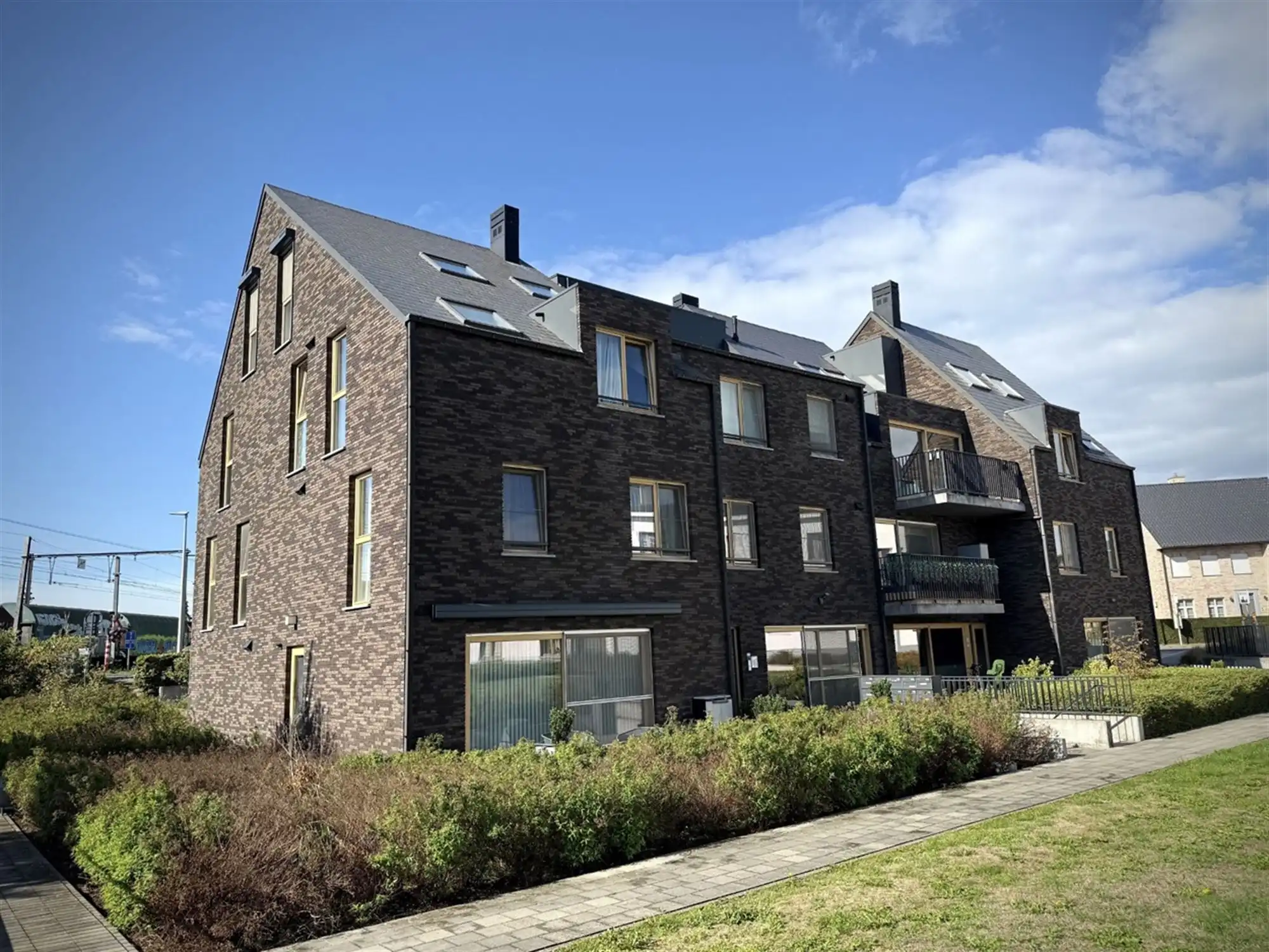 Recent, instapklaar APPARTEMENT met 2 slaapkamers, terras & overdekte autostaanplaats foto 2