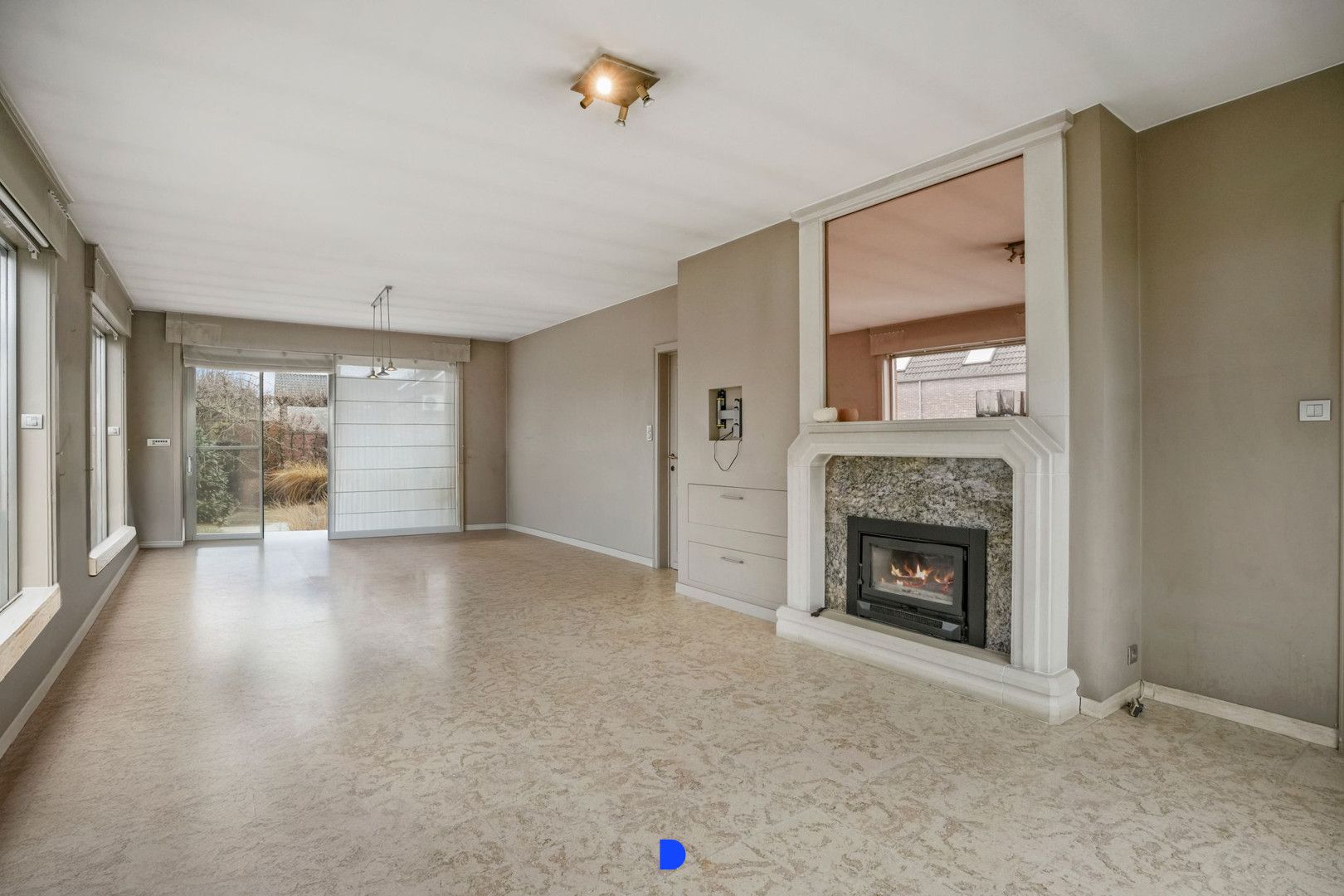 Handelspand met woonst op commerciële ligging. foto 22