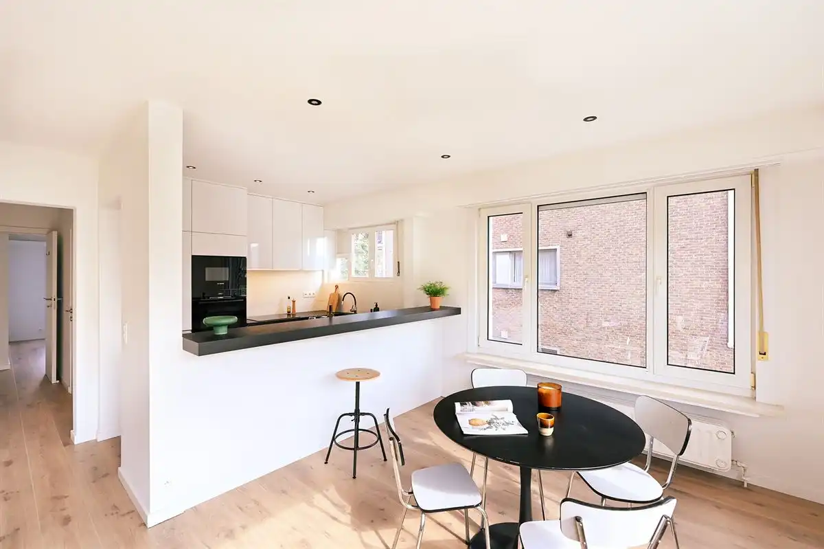 Lichtrijk hoekappartement in hartje Brasschaat foto 9