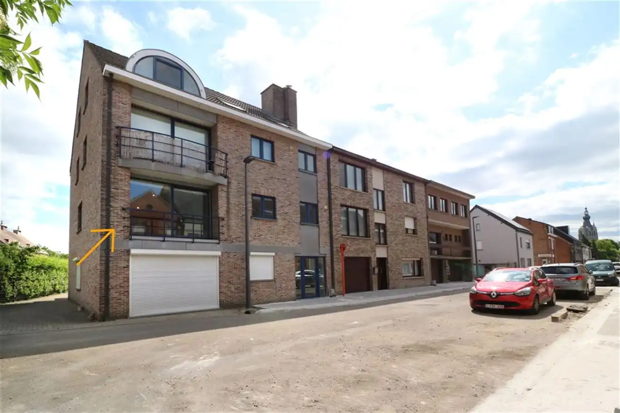 Appartement met 2 slpk., grote garage en terras, rustige ligging foto {{pictureIndex}}