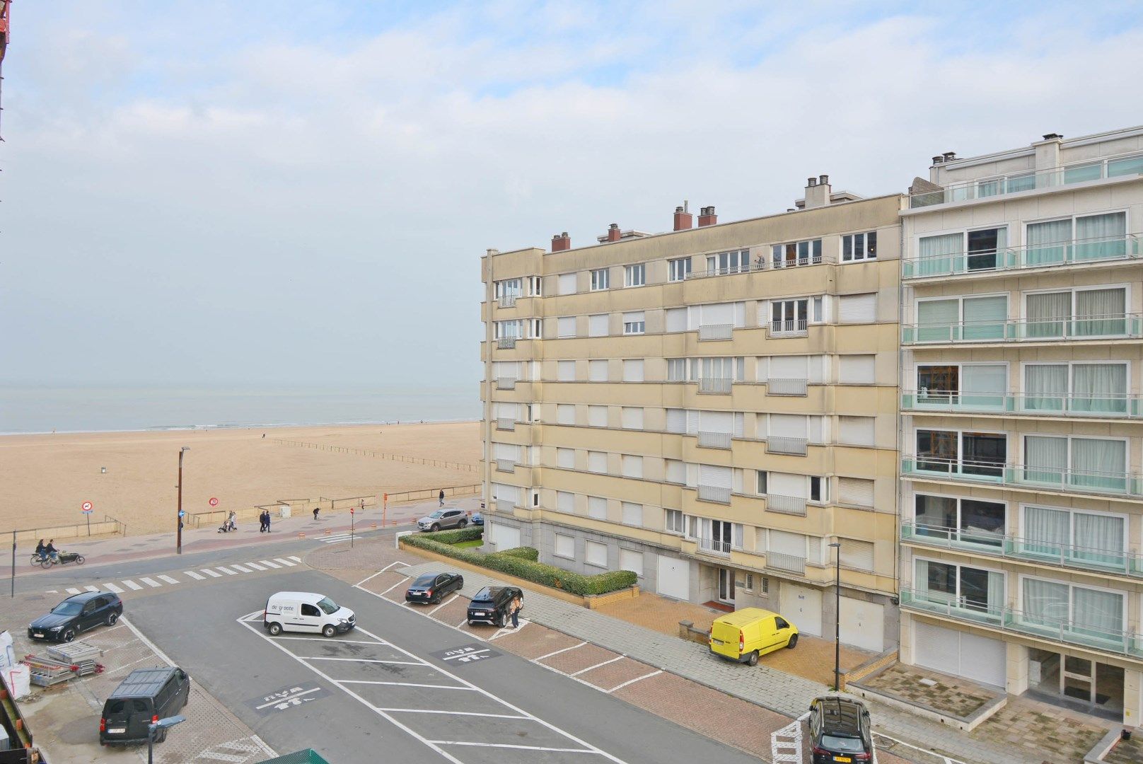 Te renoveren appartement met zijdelings zeezicht vlakbij het Casino foto 2