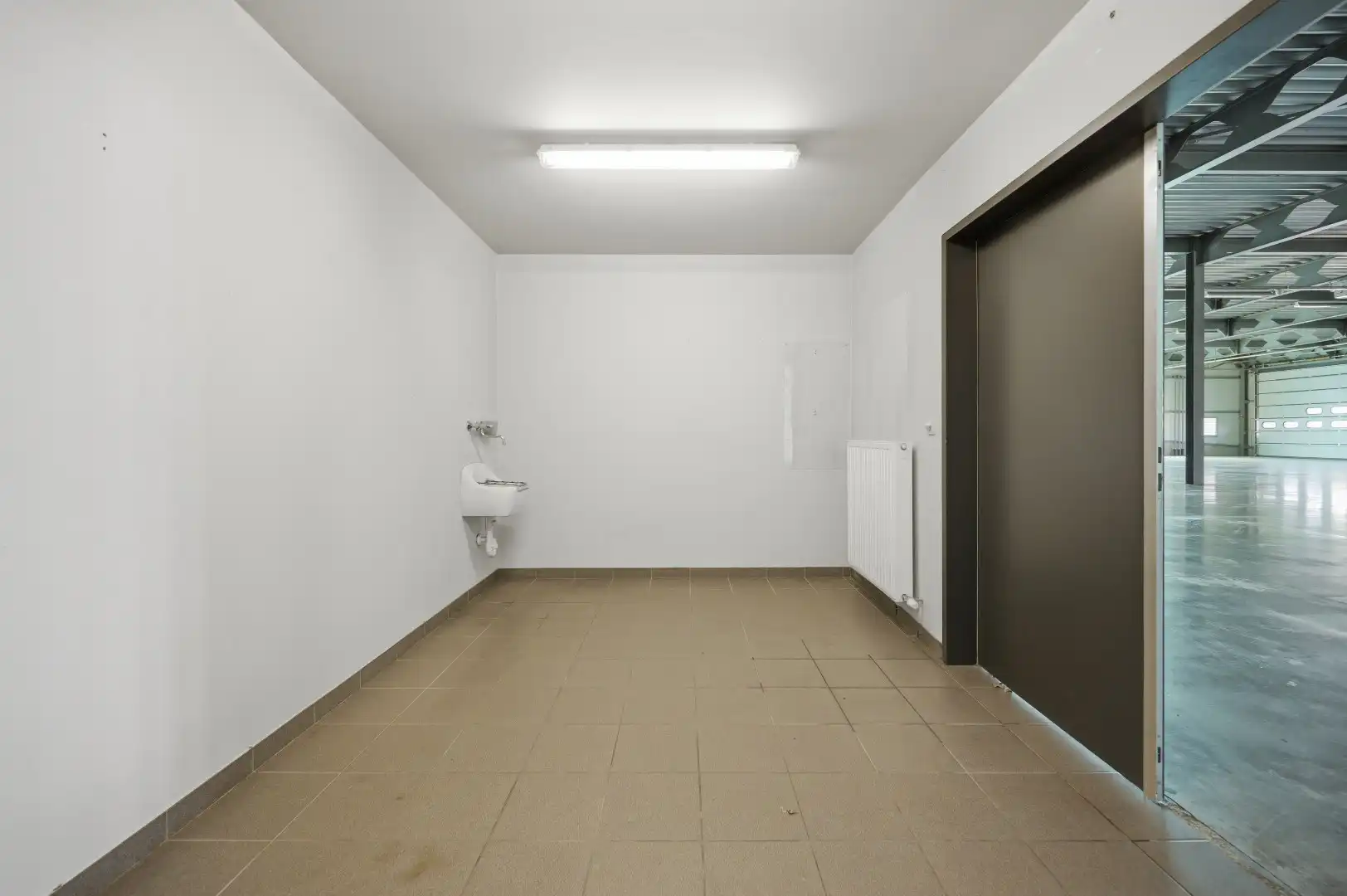 Grote hangaar met ruime parkingmogelijkheden is geschikt voor diverse bedrijfsdoeleinden. foto 16