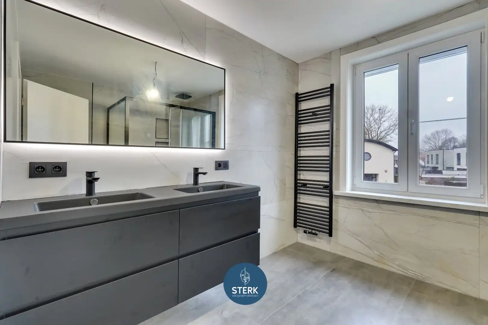 MODERN GERENOVEERDE GEZINSWONING MET 5 SLPKS + 2 BADKAMERS TE LANAKEN !  foto 18