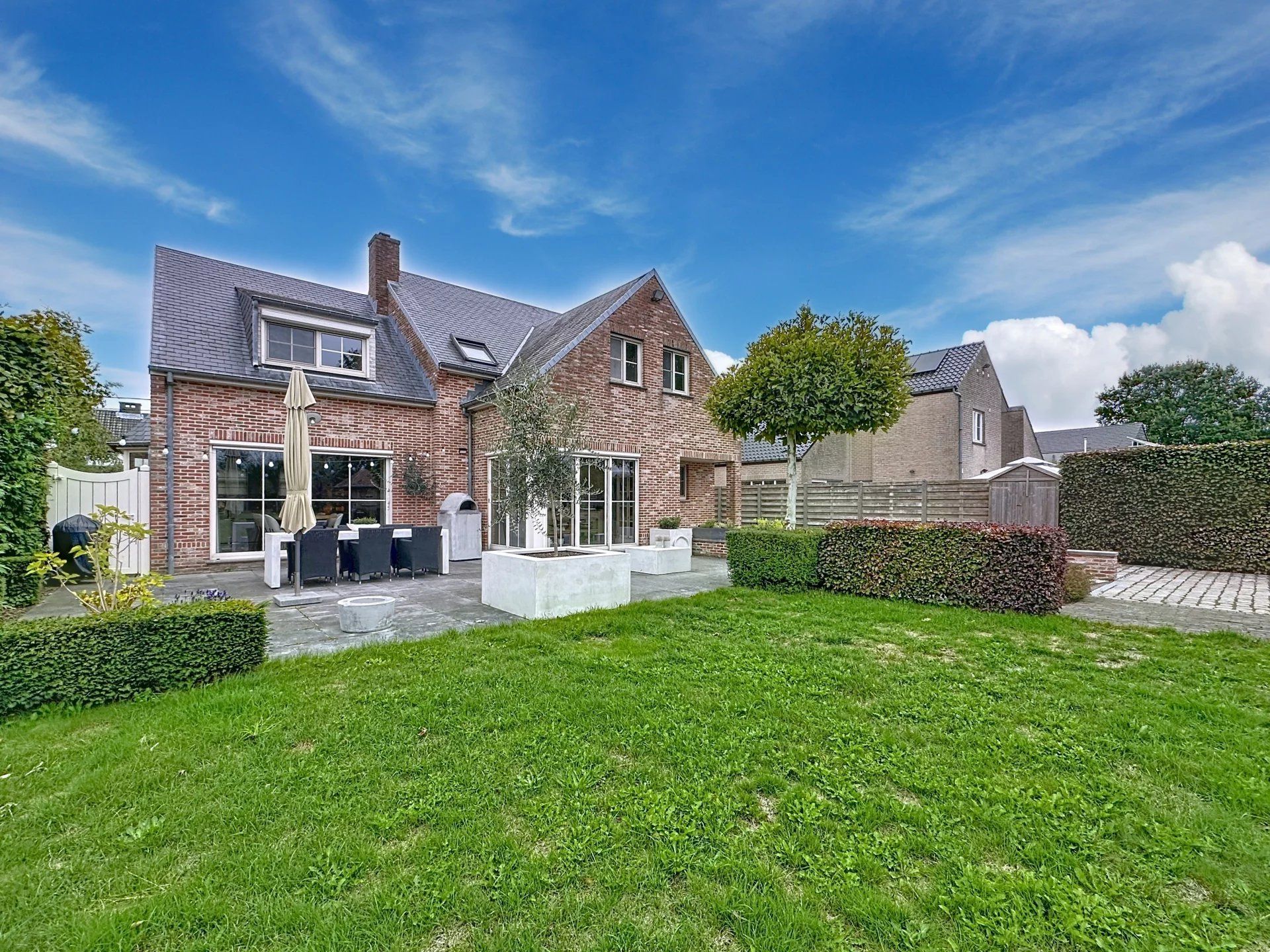 Prachtige landelijke gelegen vrijstaande woning uit 2001, gelegen op een perceel van 16a 43ca. Deze woning biedt comfort, ruimte en privacy met hoogwaardige afwerking en moderne gemakken. foto 46