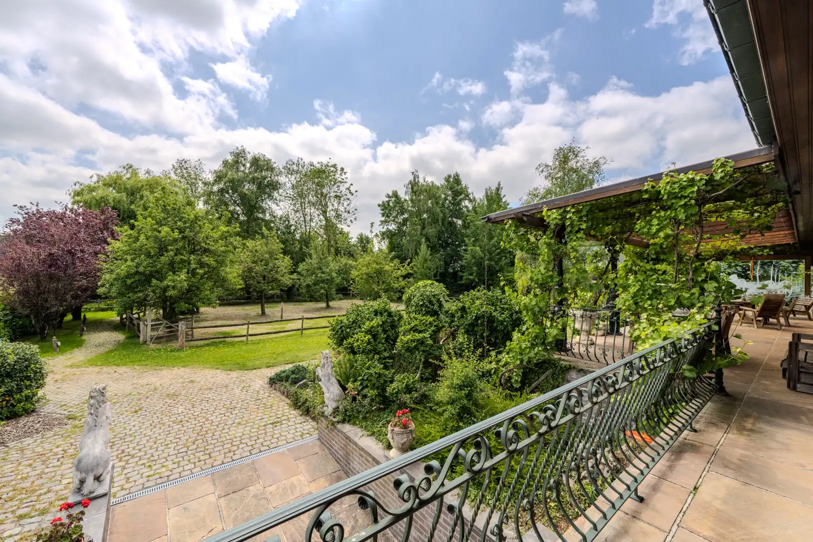 Ruime villa met mooie tuin foto 6