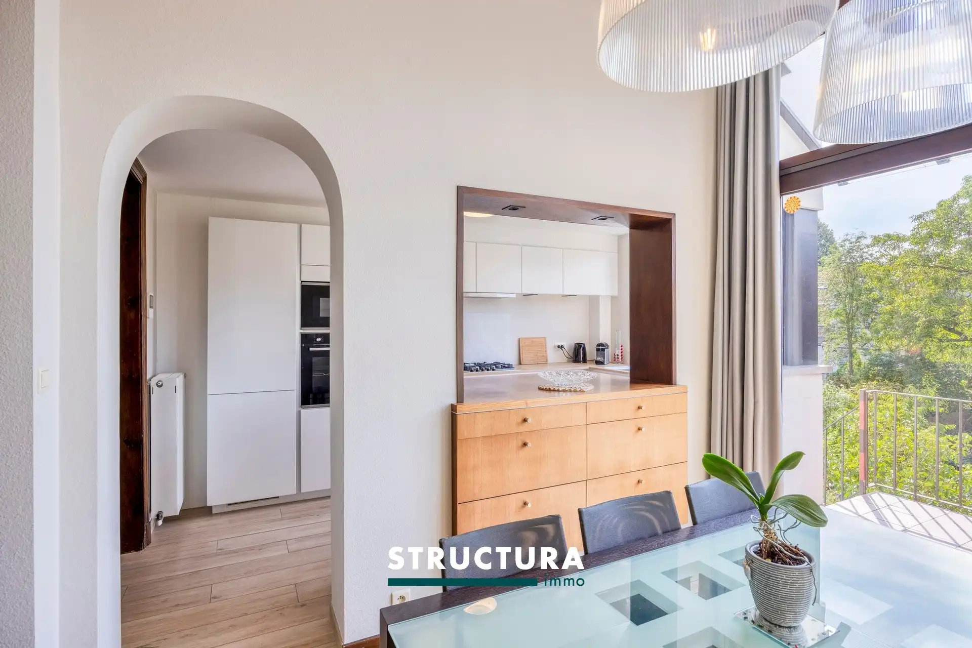 Ruime en lichtrijke woning met een aangename zuidgerichte tuin. foto 8