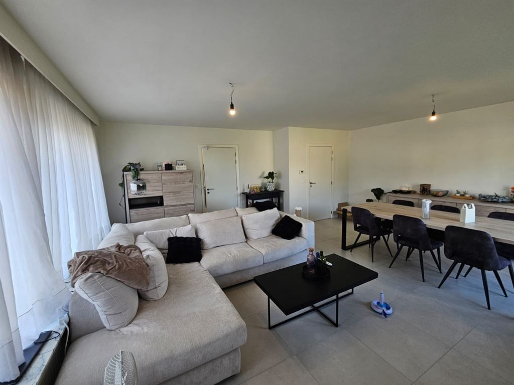 Goedgelegen en volledig vernieuwd appartement foto 2