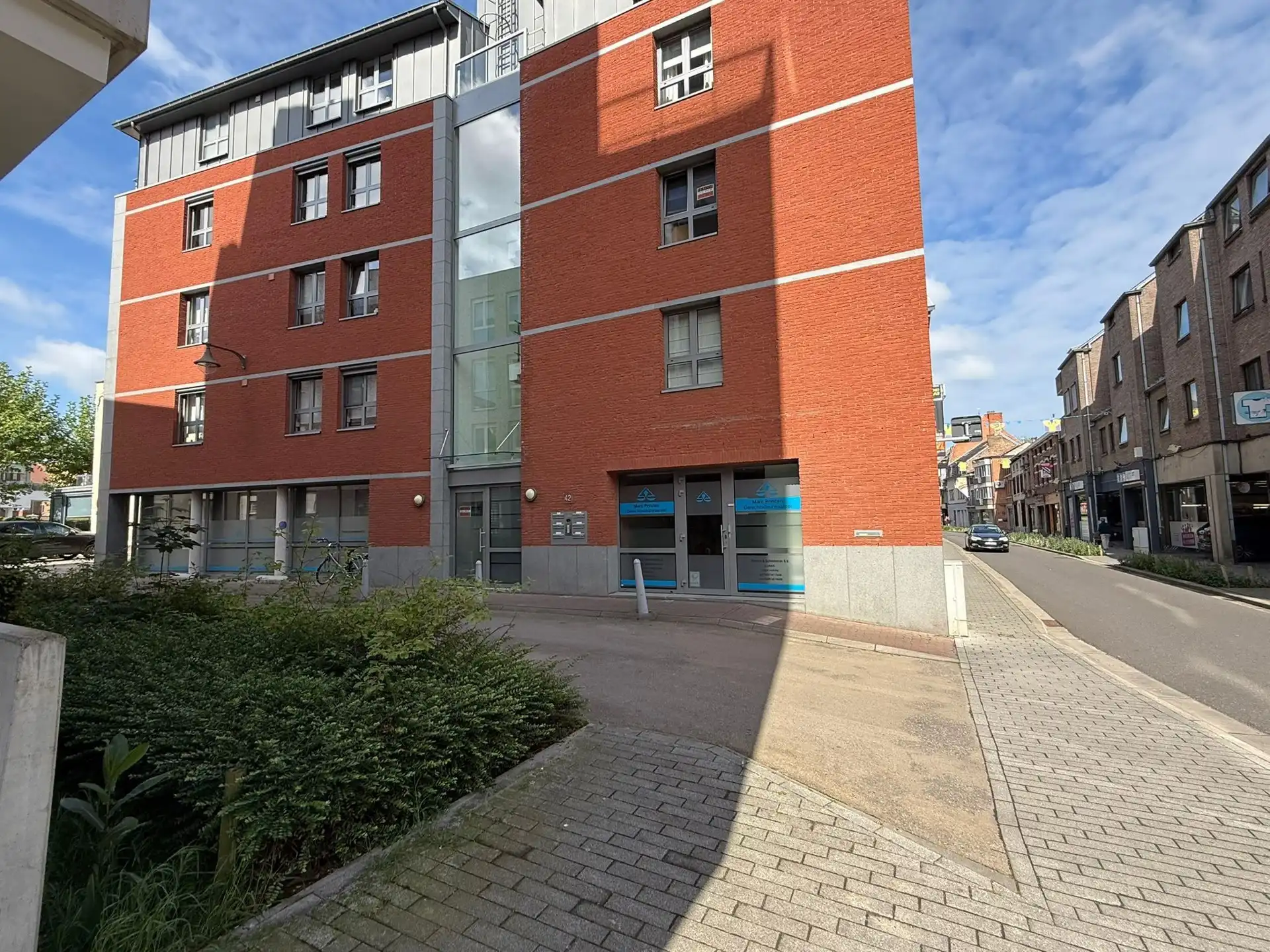 KANTOORRUIMTE OP TOPLOCATIE IN SINT-TRUIDEN foto {{pictureIndex}}