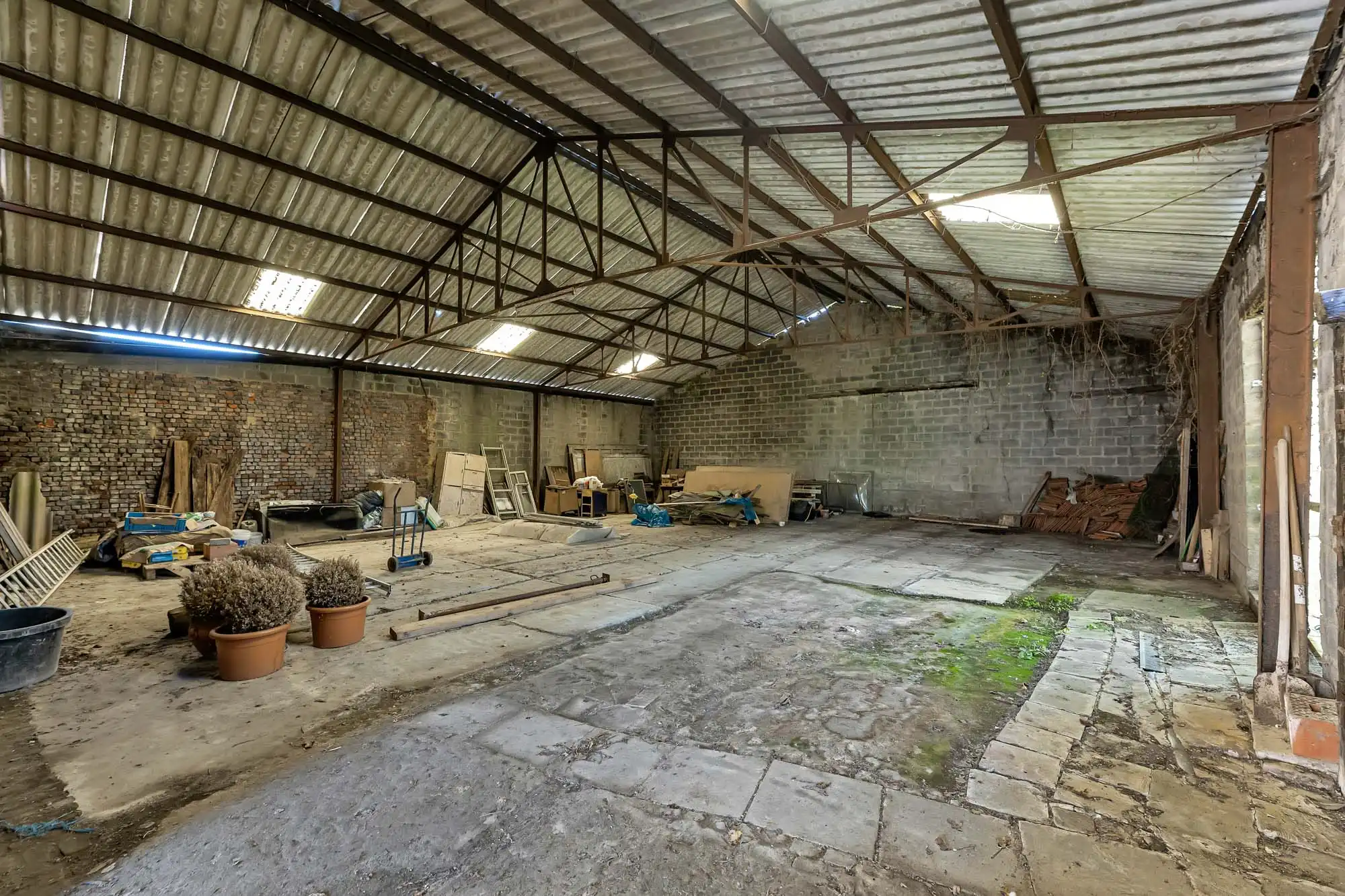 Ruime te renoveren woning met loods en bouwgrond foto 4
