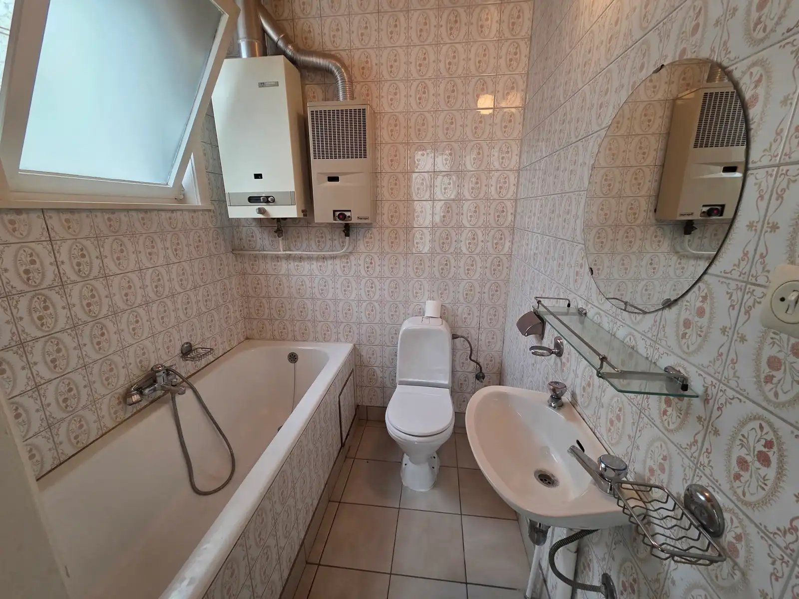 Goedgelegen woning met garage en mooie tuin foto 13
