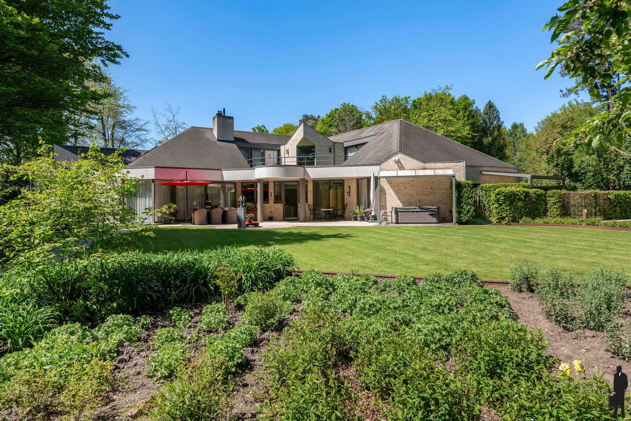 Residentiële villa op hoekperceel van ca. 2.452m² foto 3