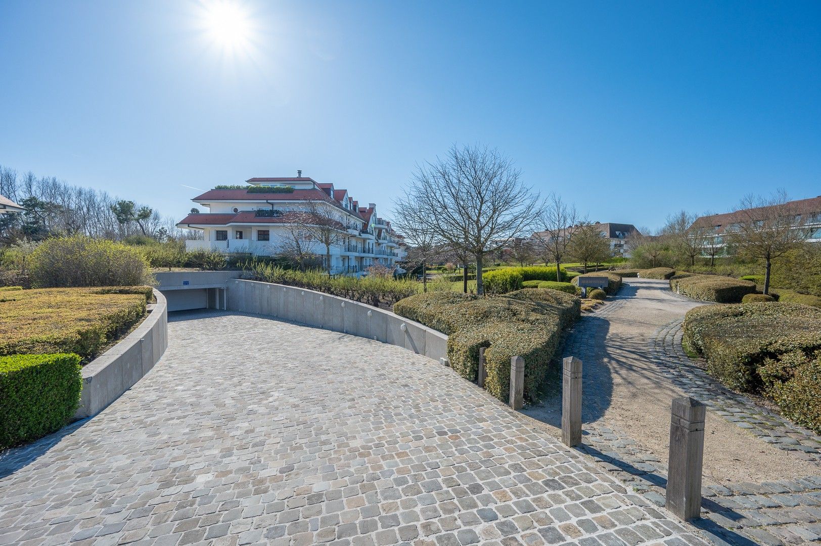 Zonovergoten tuin appartement met groot terras en prachtige tuin gelegen in het exclusieve domein Tennis Gardens. foto 8