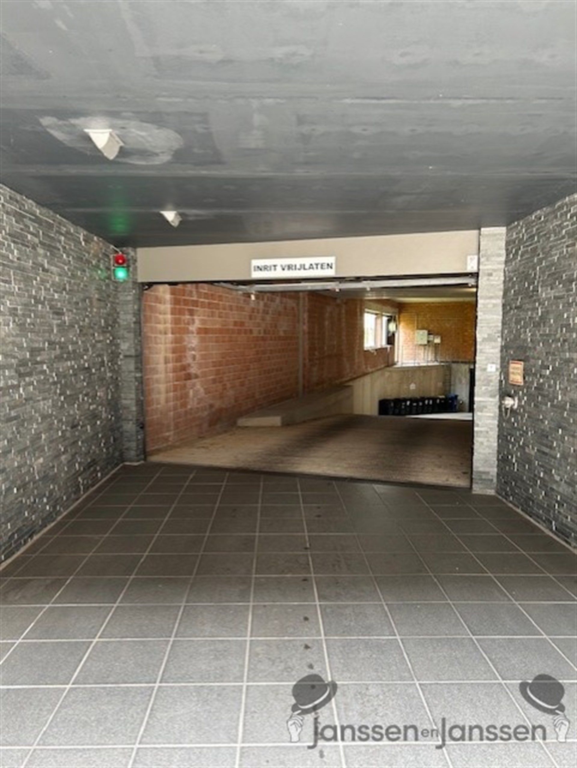 Ondergrondse parkeerplaats in centrum Brasschaat  foto {{pictureIndex}}