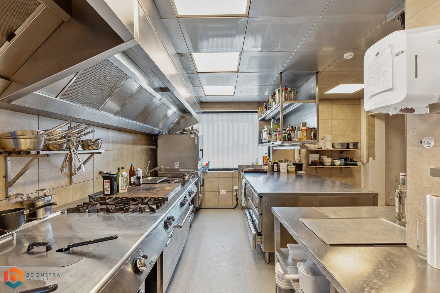 Grondig gerenoveerd handelsgelijkvloers met woonst en ruime parking foto 12
