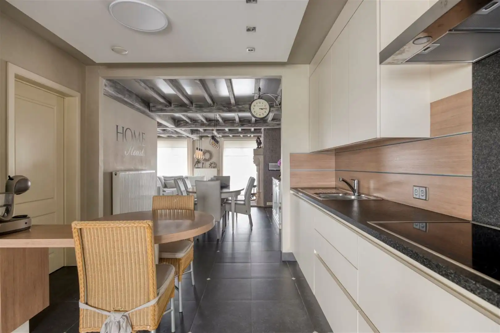 Goed onderhouden en mooi afgewerkte woning op een toplocatie te Oostakker.  foto 10