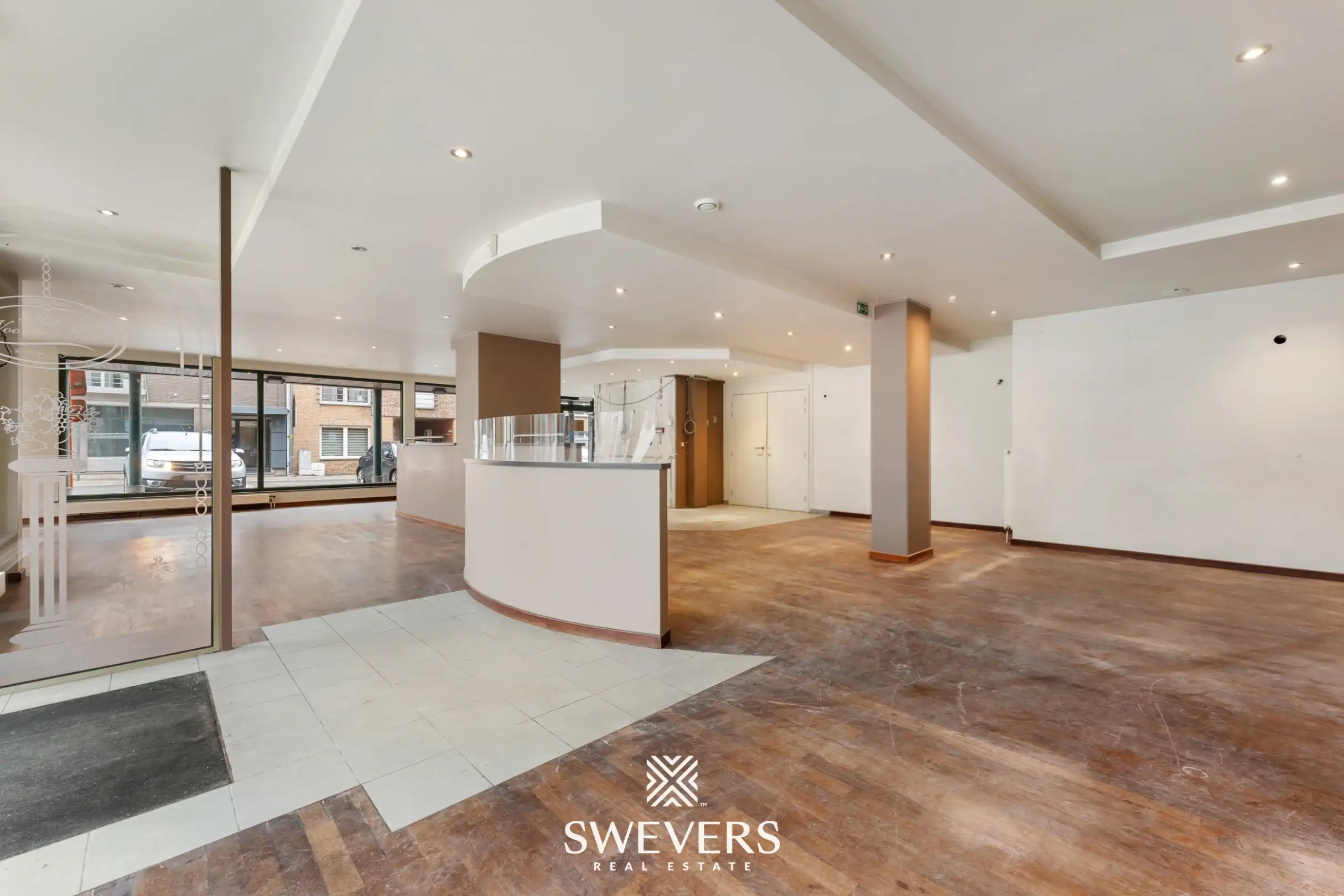 Commerciële opportuniteit met veel visibiliteit en ruimte in het centrum van Beringen foto 6