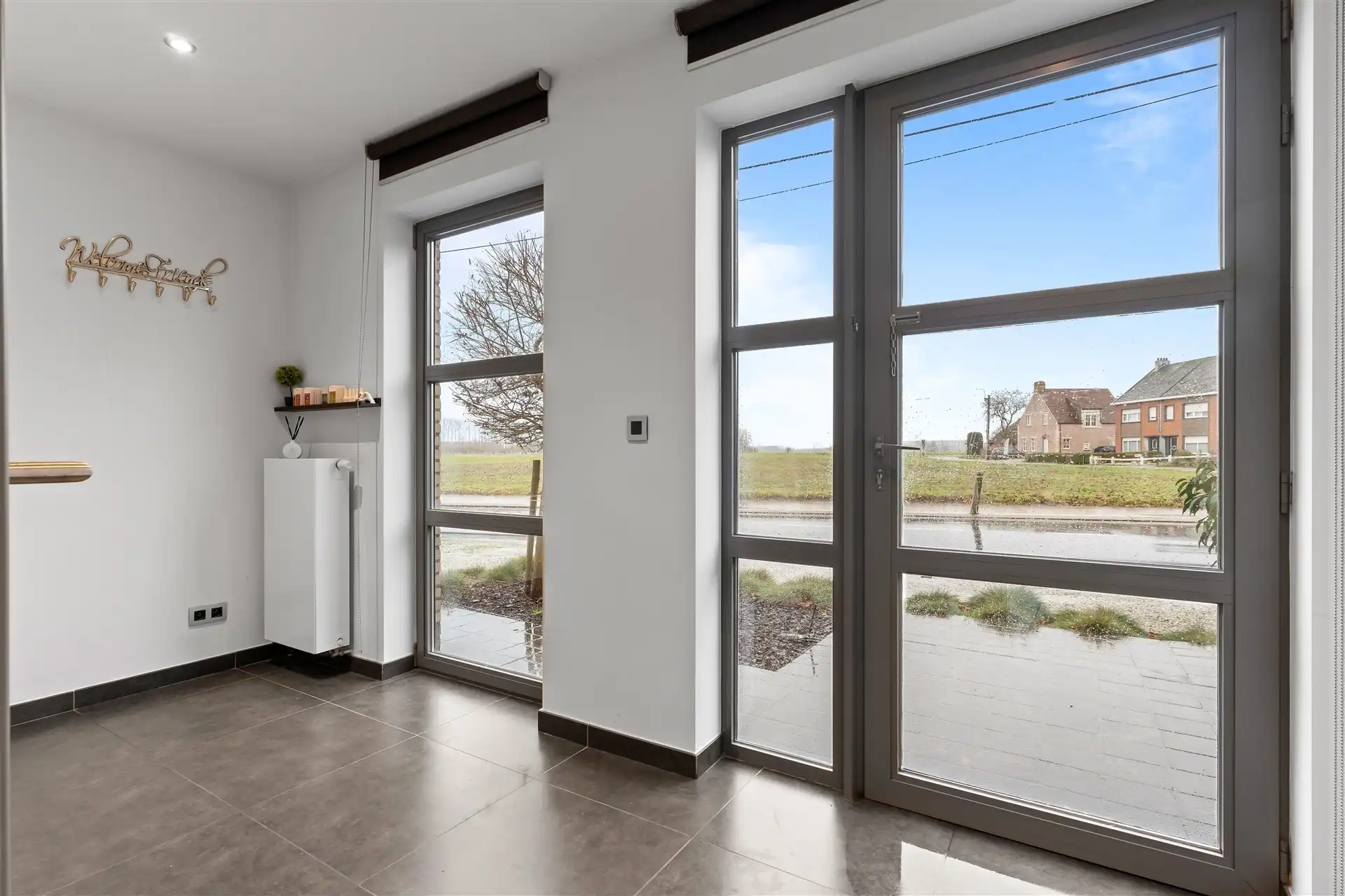 Recente halfopen bebouwing uit 2010, instapklaar met tuin en zwembad. foto 2