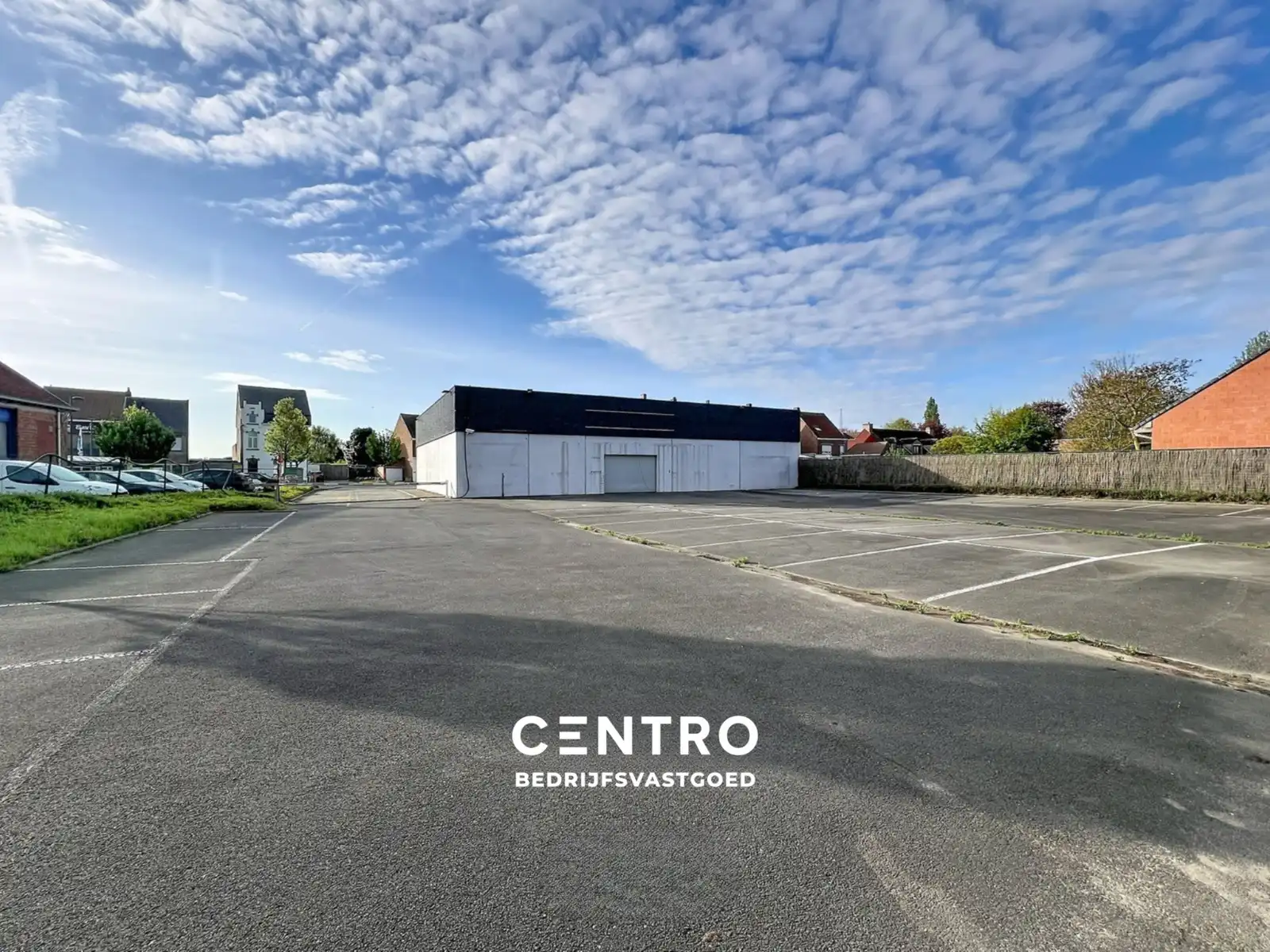 Multifunctioneel bedrijfspand (binnenrecreatie, toonzaal, winkel, opslag,...) van 782m² met 40 parkeerplaatsen op eigen terrein te Bavikhove (Harelbeke). foto {{pictureIndex}}