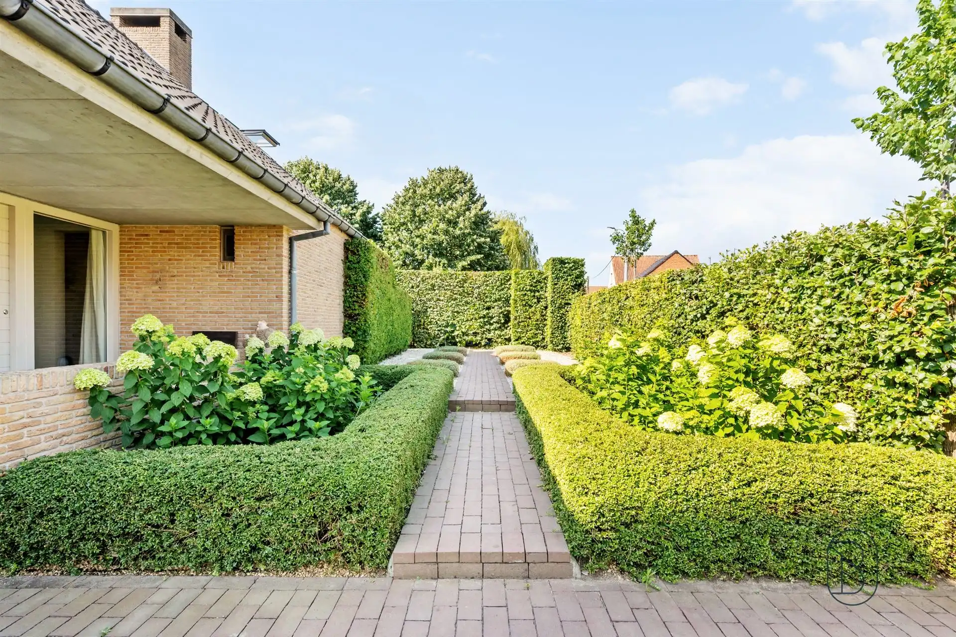 Stijlvolle villa in gegeerde villapark te Waregem. foto 3