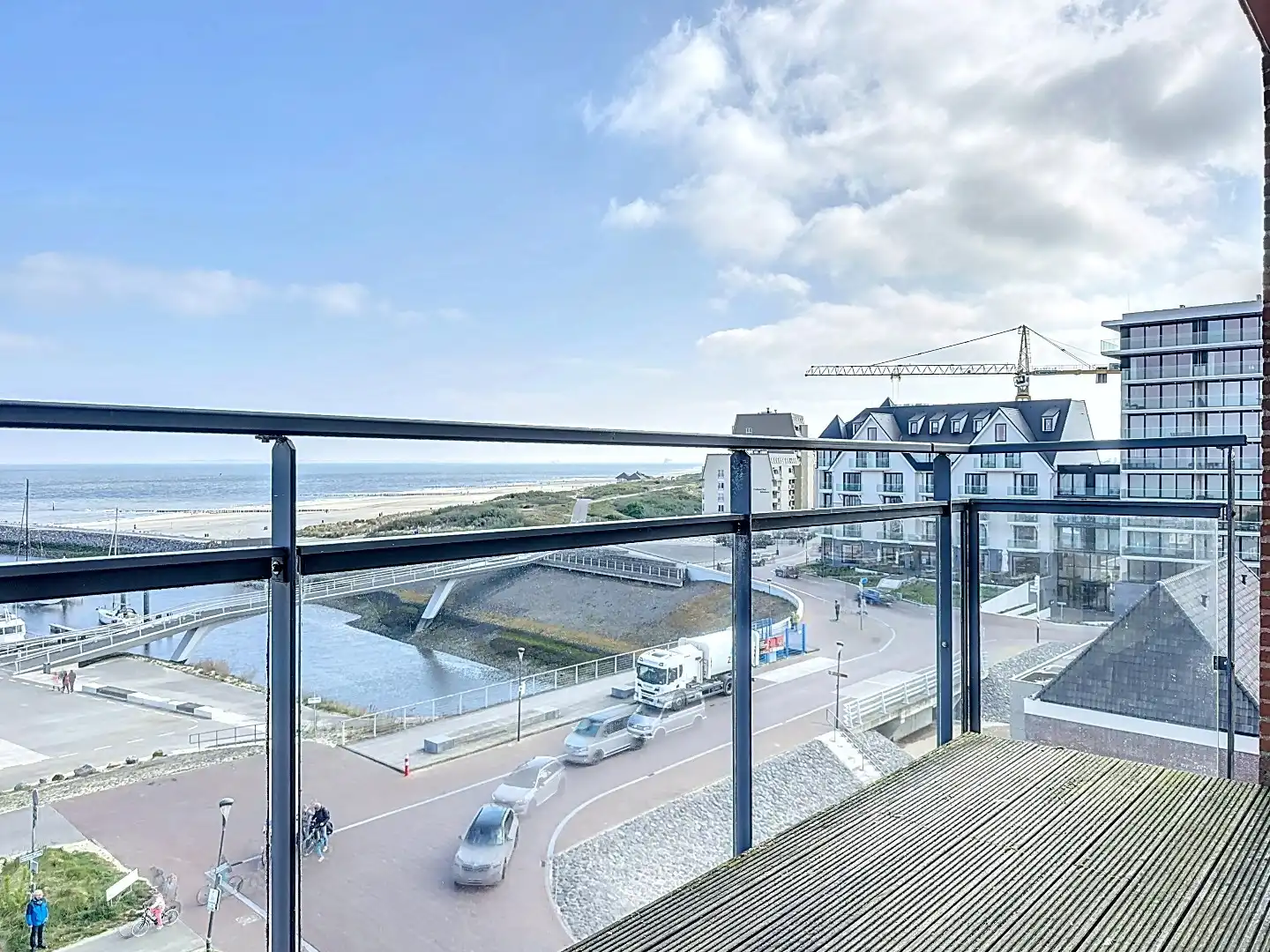 Uniek zicht op haven en zee! foto 10