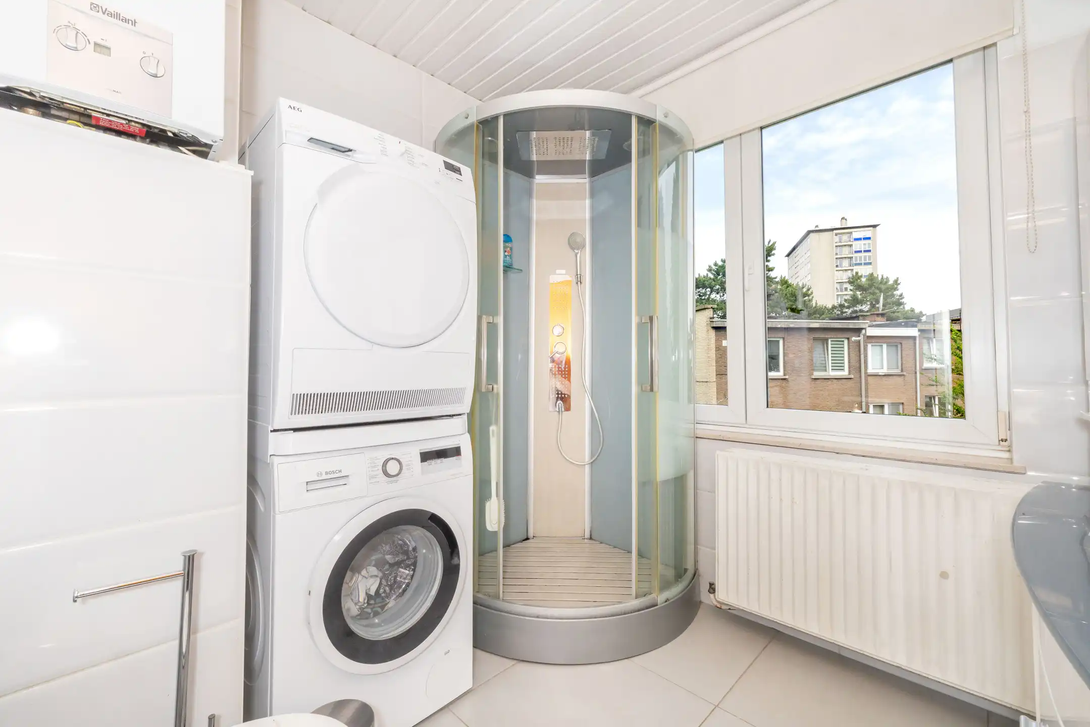 Rustig gelegen huis met drie gevels, tuin en garage foto 18