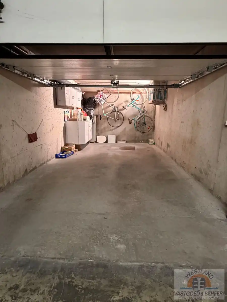 Ruime afgesloten garagebox op -1 foto {{pictureIndex}}