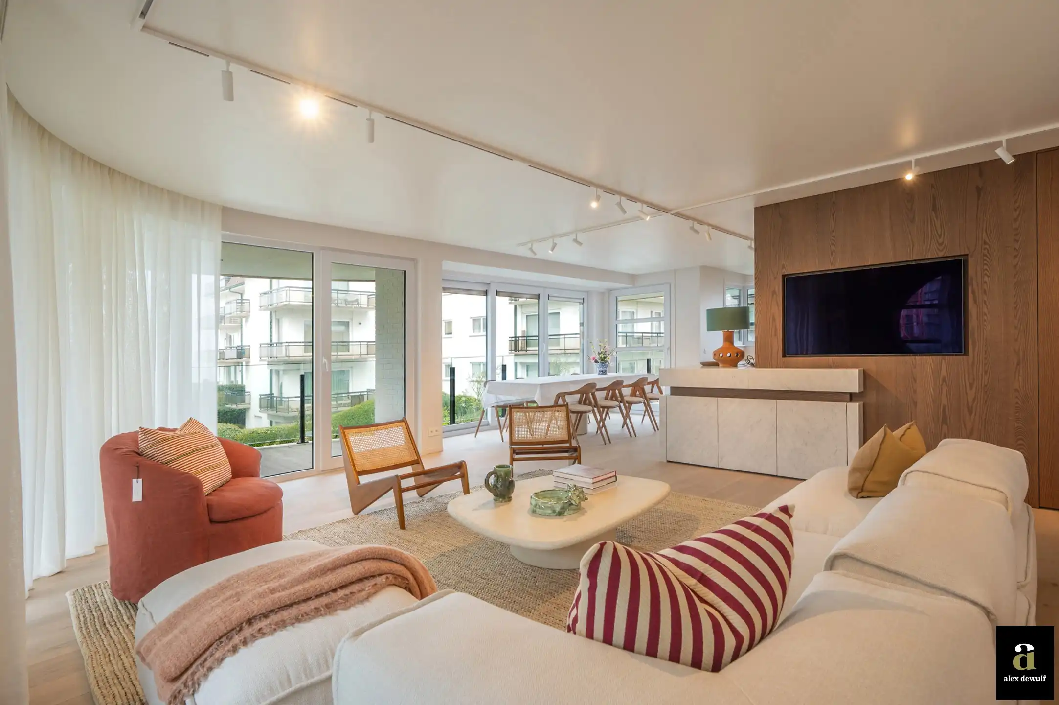 Uitstekend gelegen en stijlvol gerenoveerd appartement met goed zeezicht in villaresidentie [Kustlaan - Knokke Zoute]. foto 4