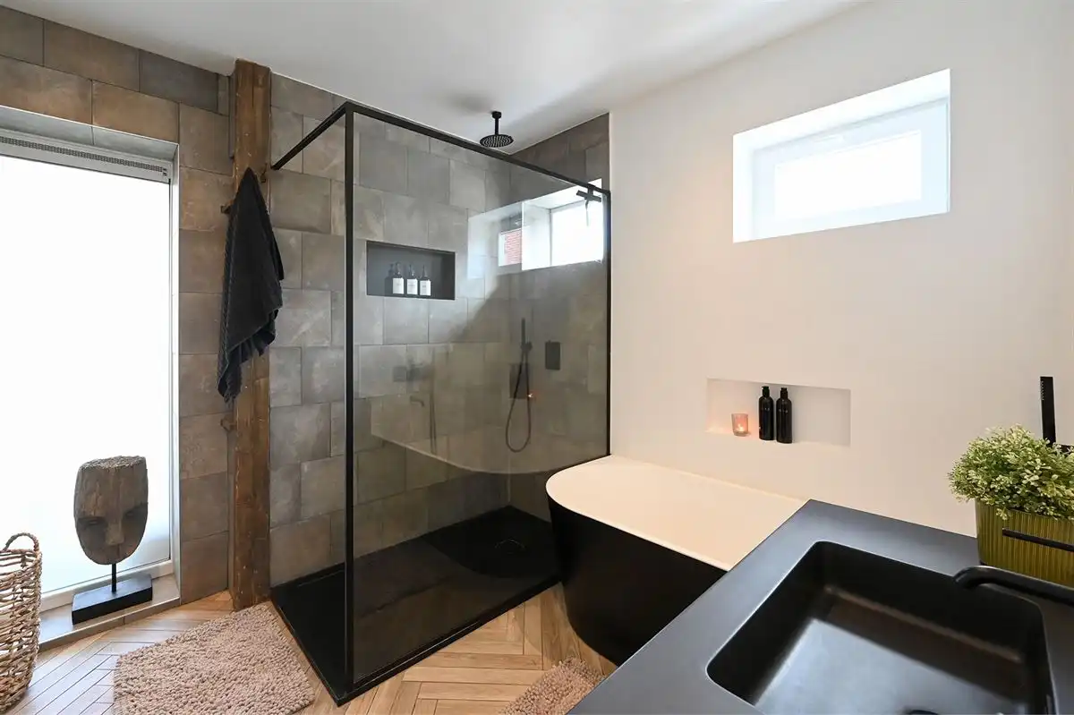 Geheel gerenoveerde woning met leuke tuin en grote garage foto 20