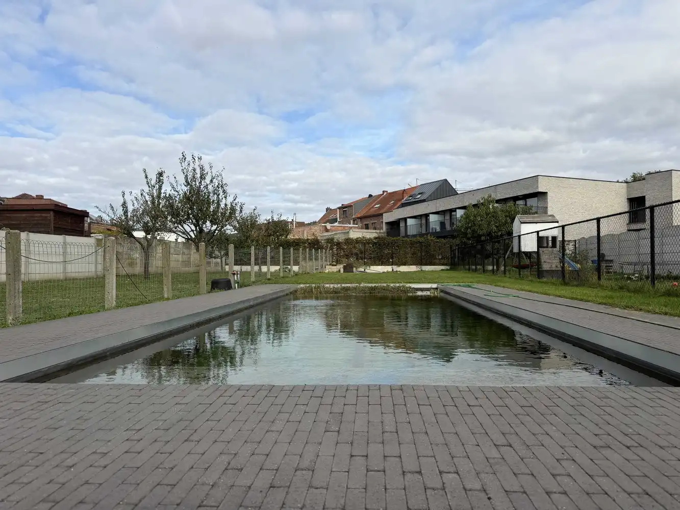 Ruime instapklare gezinswoning met zwemvijver foto 8