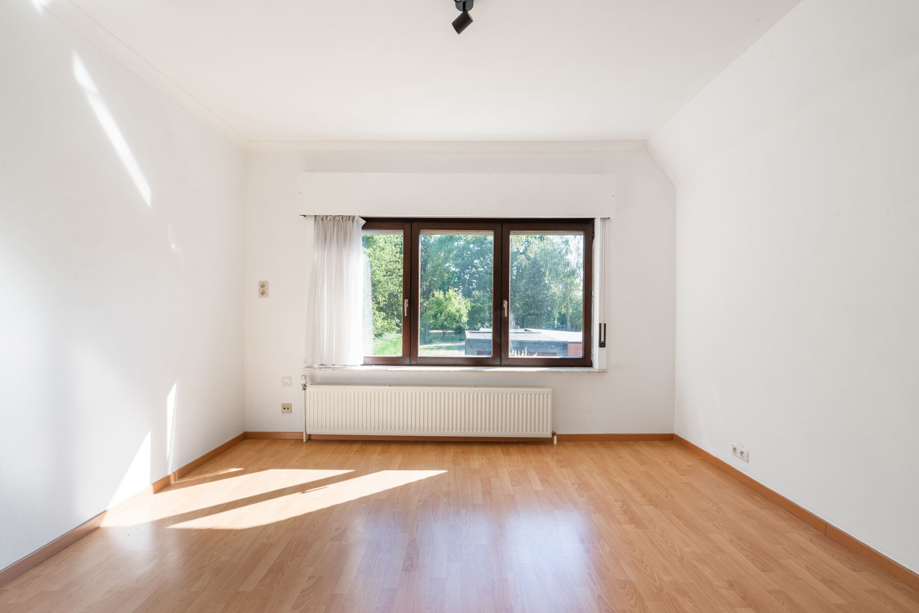 Gezinswoning met 3 slpk, grote tuin, garage en staanplaatsen foto 30