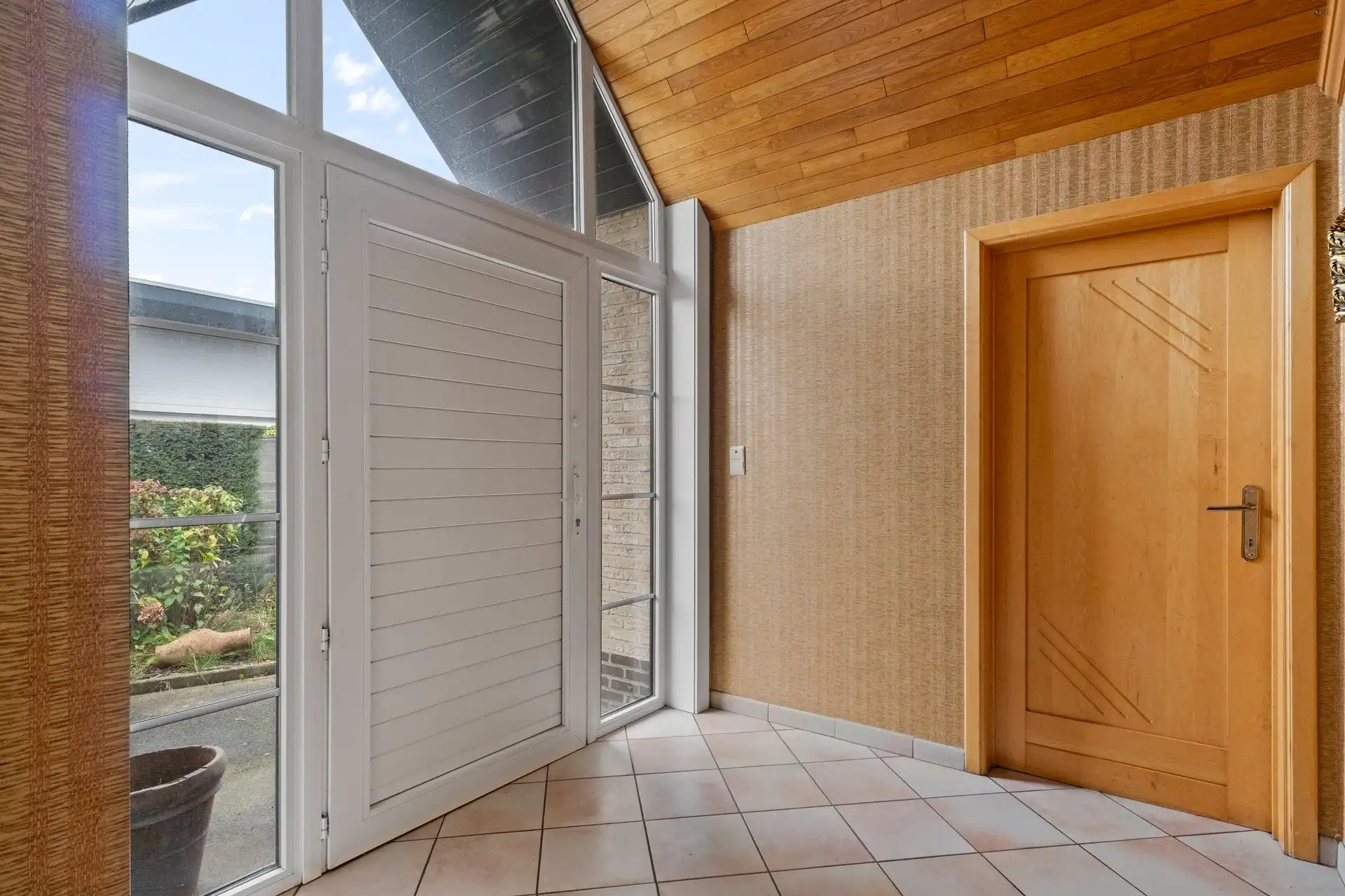 Charmante bungalow met ruime tuin foto 2