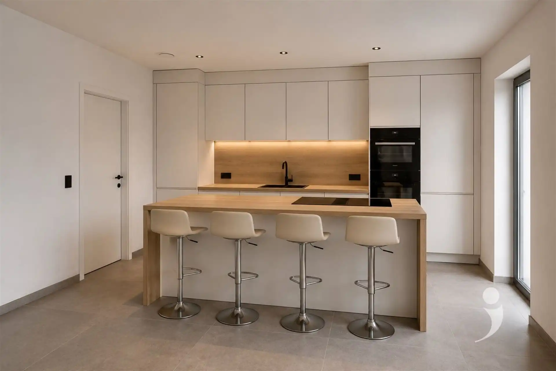 Knappe nieuwbouw woning op een rustige locatie!  foto 3