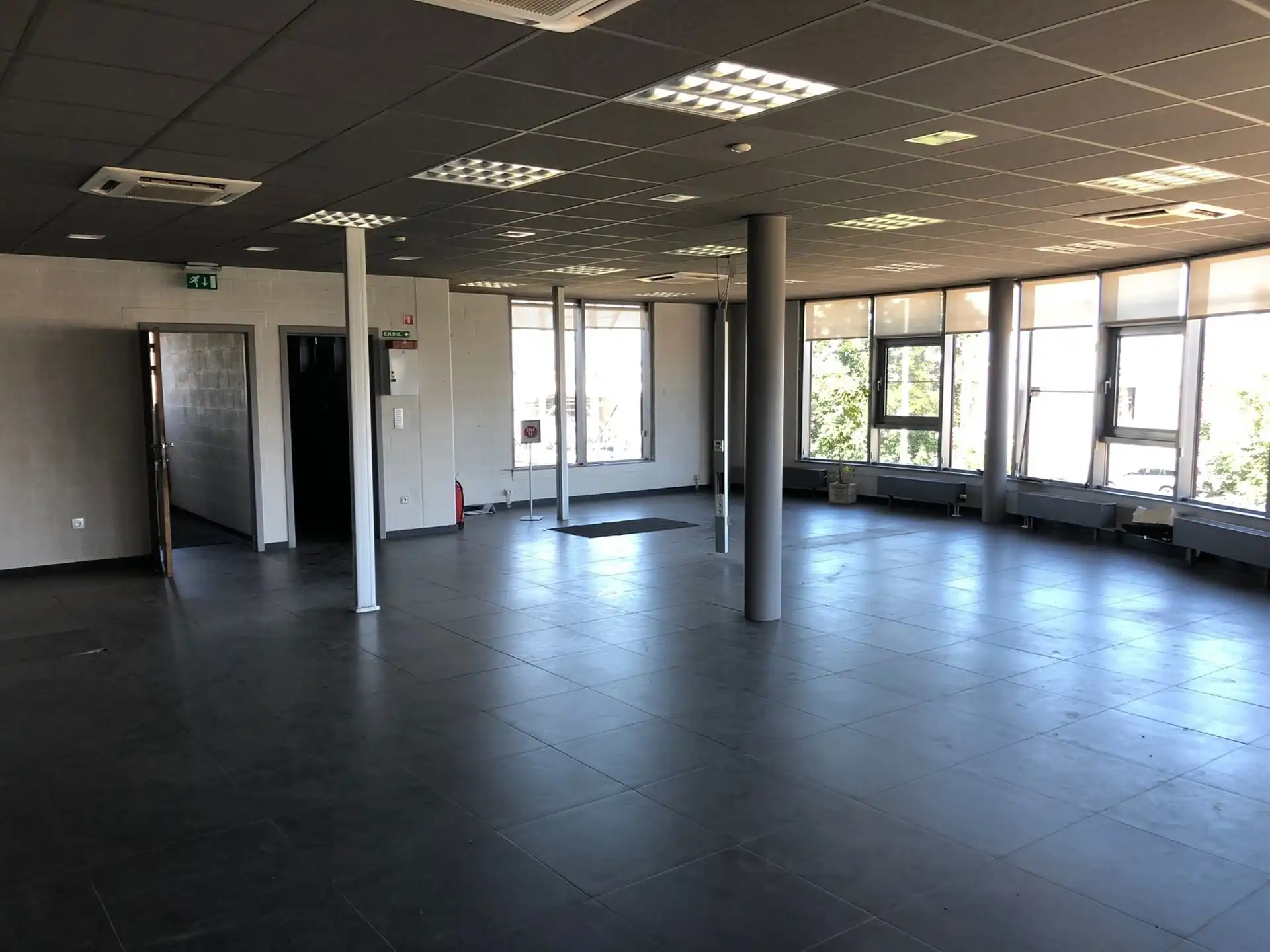 Magazijn 1.375m², hoogte 8m en kantoor 290m² en parking 9 pl foto 11