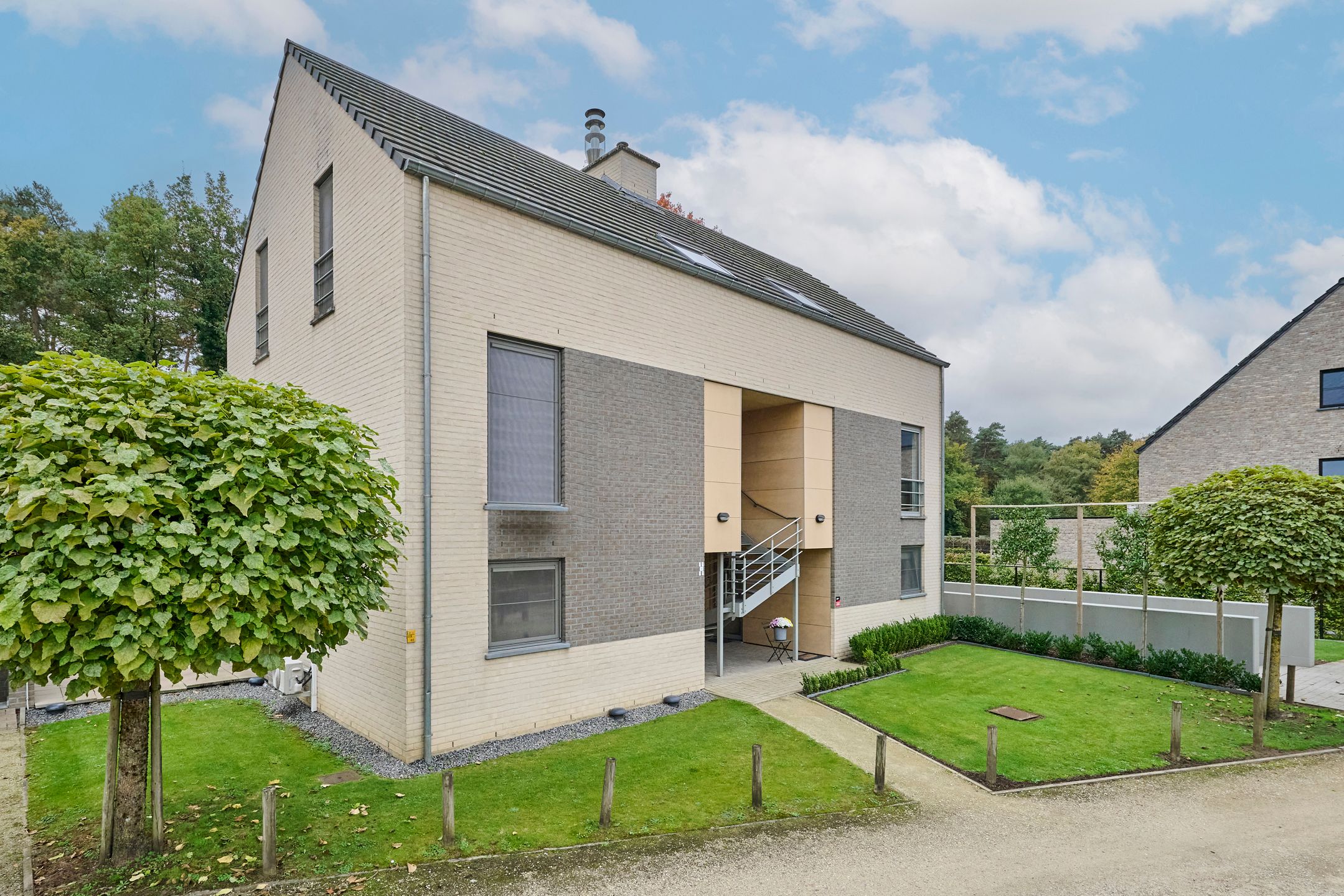 Smaakvol gelijkvloers appartement met 2 slaapkamers, zuidgerichte tuin, parking en kelderberging foto {{pictureIndex}}