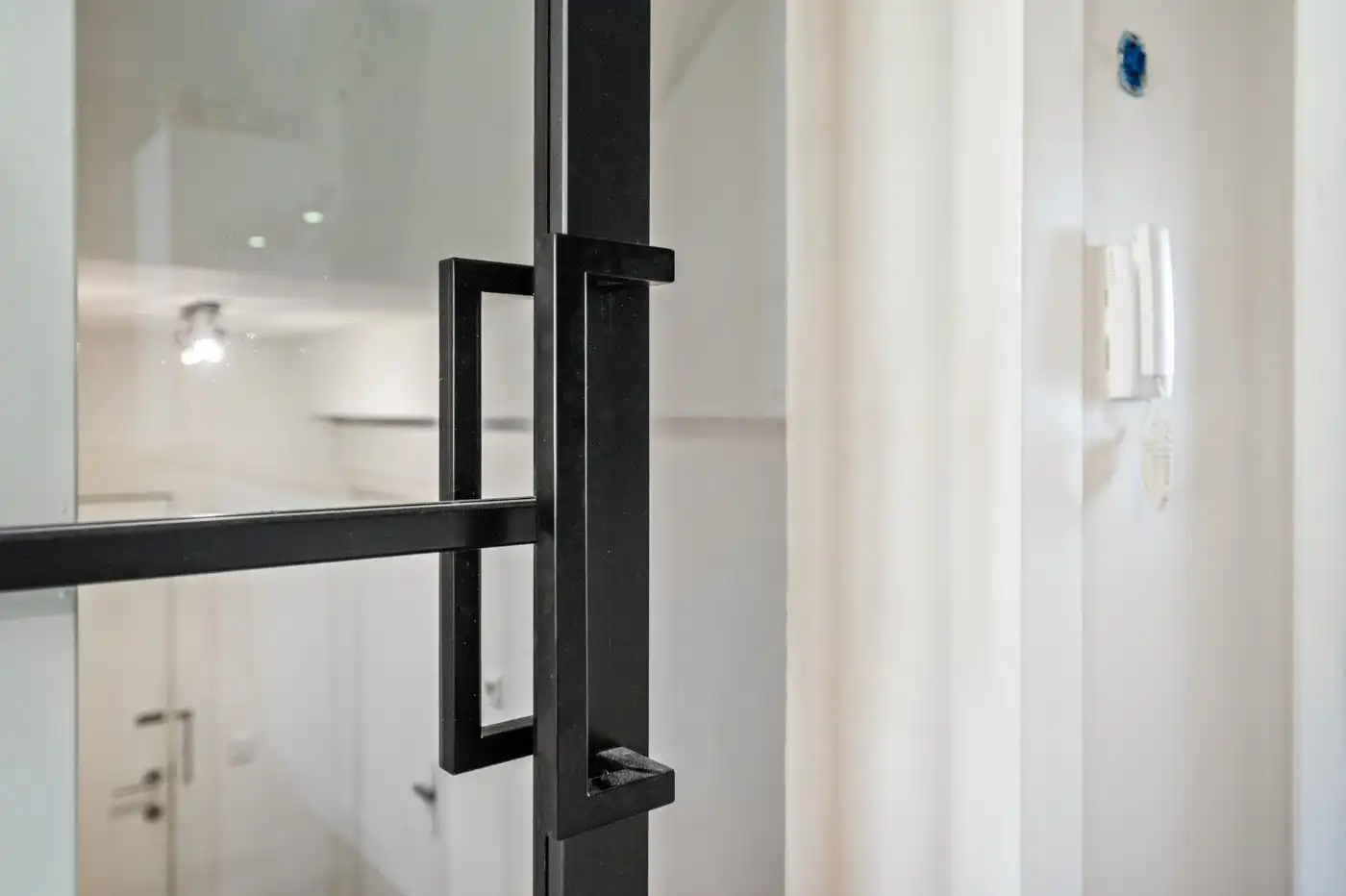 Instapklaar app. op 1ste verd. met 2 slpk. en autostaanplaats foto 16