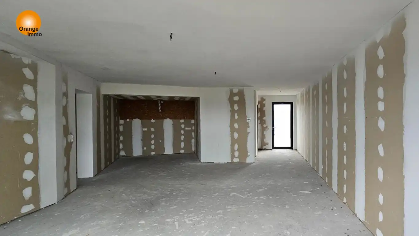 Nieuwbouwappartement met één slaapkamer gelegen in het commercieel en bruisend centrum van Eisden. Een appartement voor wie wil wonen in een gezellig en comfortabel complex voorzien van tal van faciliteiten. foto 3