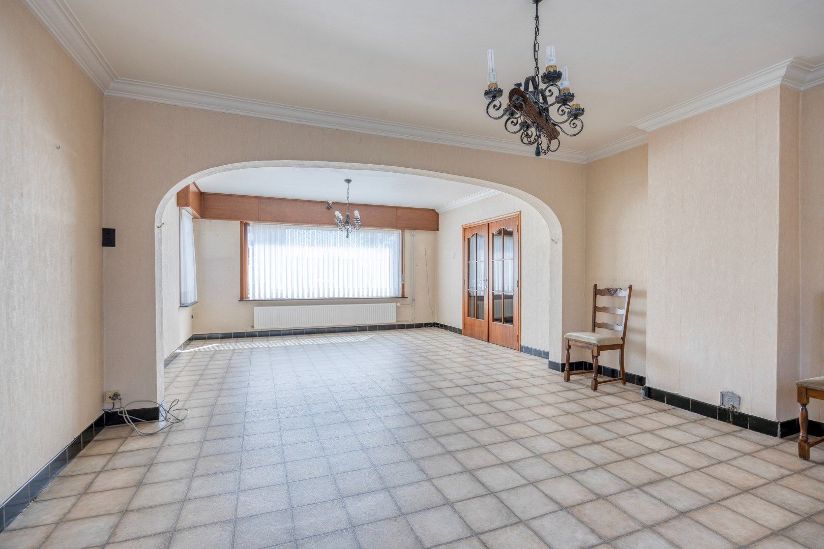 Ruime op te frisse woning op een perceel van 2.210 m² ! foto 2