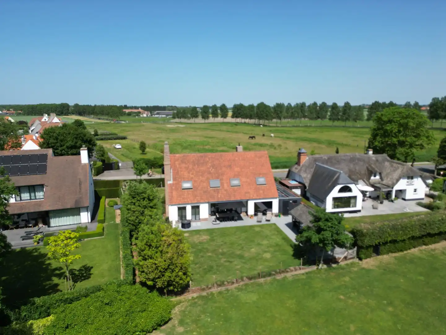 Charmante villa met zonnige tuin, op fietsafstand van het centrum en de zee. foto {{pictureIndex}}